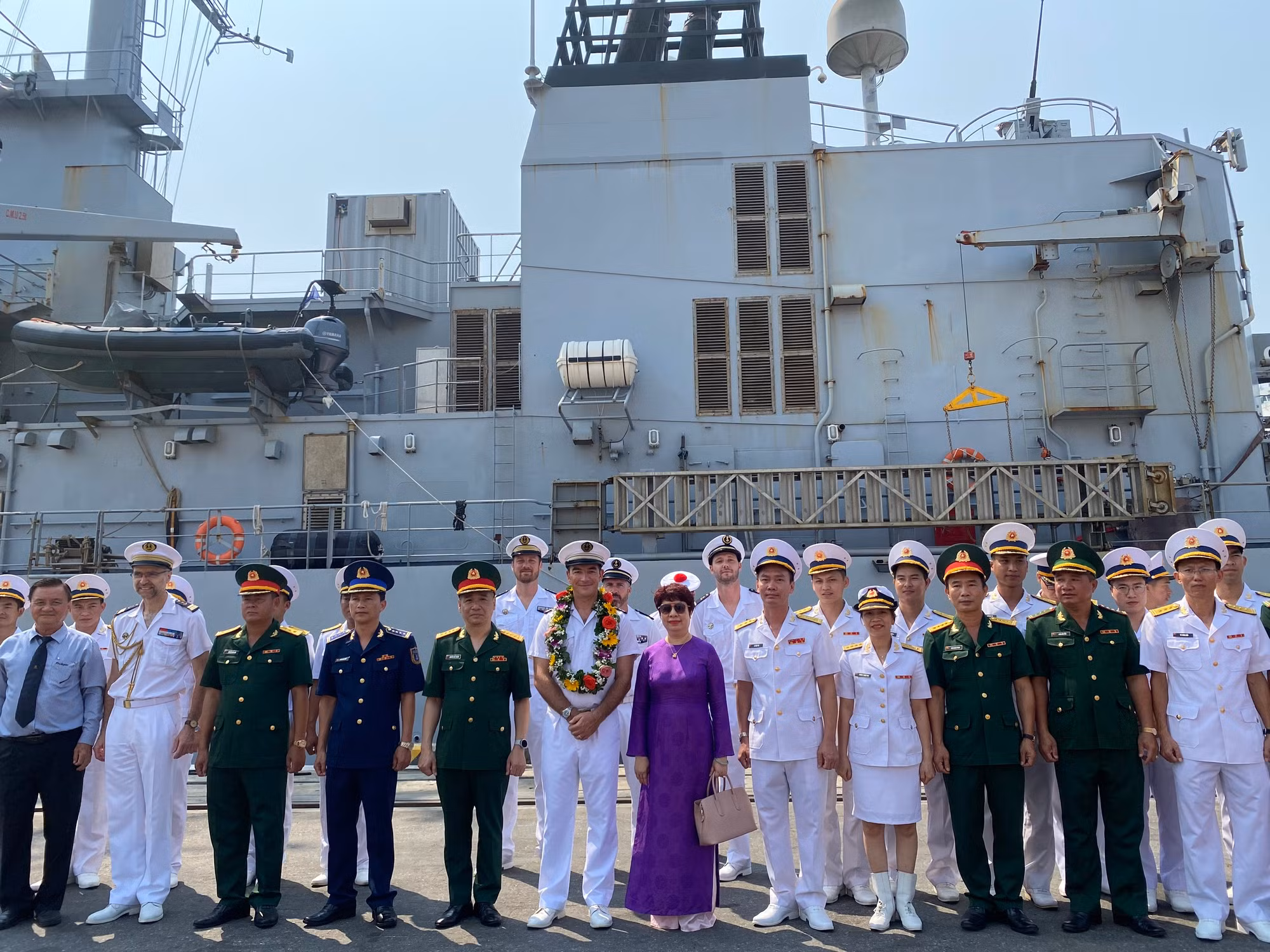 Đón tàu có đại diện lãnh đạo các đơn vị: Sở Ngoại vụ TP Đà Nẵng, Bộ Tư lệnh Vùng 3 Hải quân, Bộ Tư lệnh Vùng Cảnh sát biển 2, Bộ Chỉ huy Bộ đội Biên phòng thành phố, Bộ Chỉ huy Quân sự thành phố, Ban Chỉ huy Biên phòng Cửa khẩu Cảng Đà Nẵng, Phòng Đối ngoại - Bộ Tư lệnh Quân khu 5 và đại diện Cục Đối ngoại (Bộ Quốc phòng).