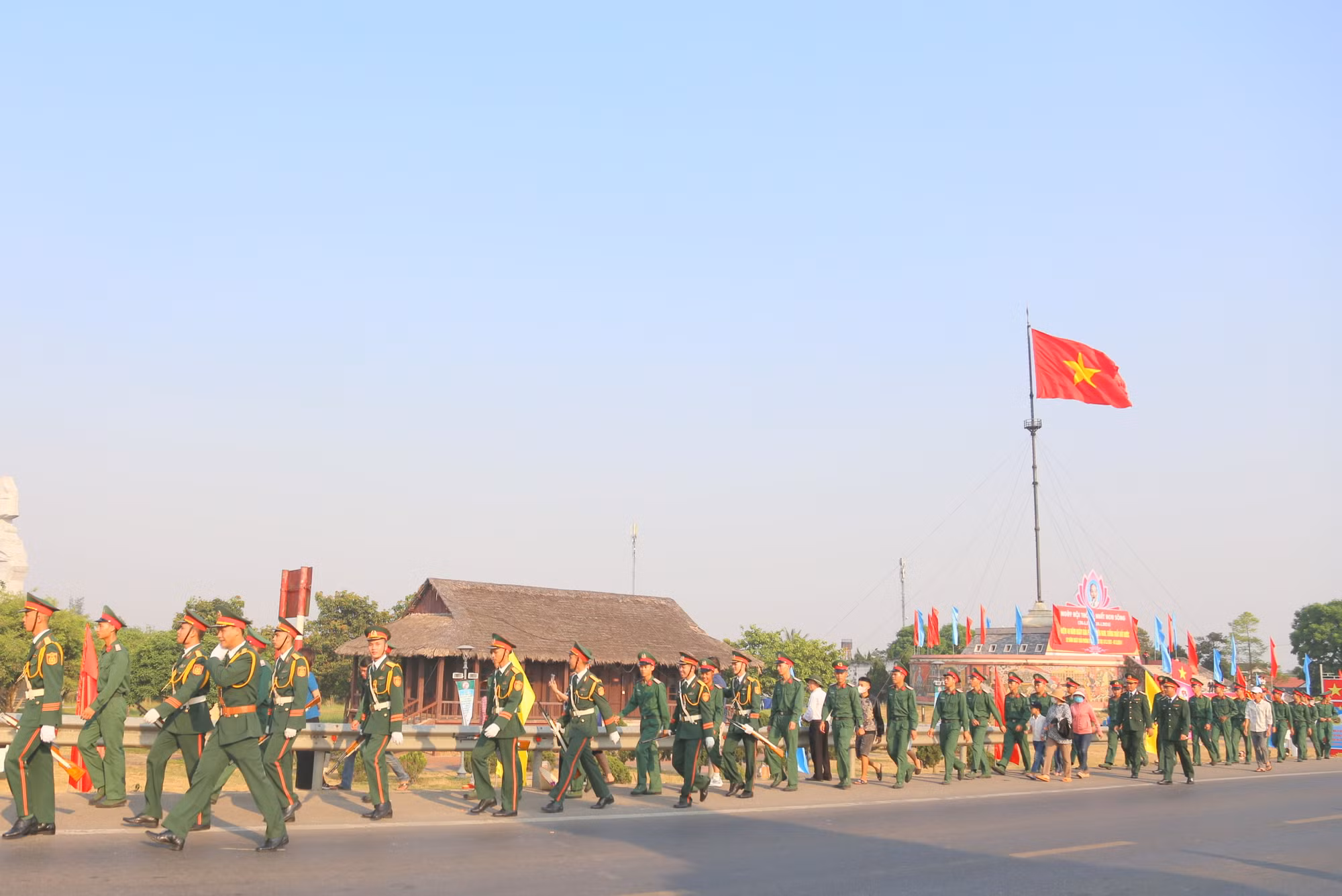 Lực lượng vũ trang diễu hành trước Kỳ đài Hiền Lương trong Lễ hội Thống nhất non sông.