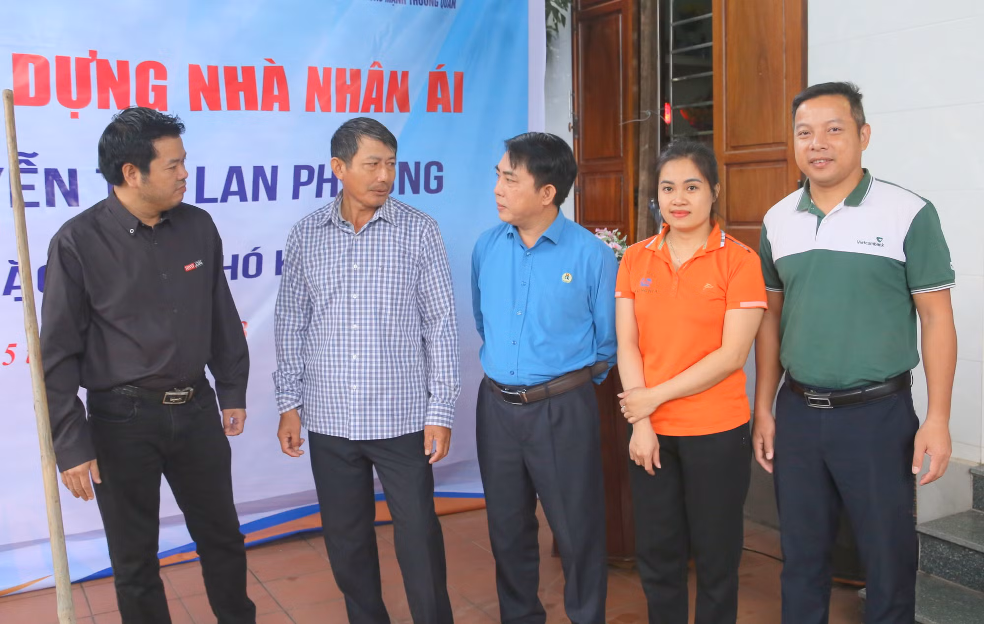 Cô Phương vui mừng trong ngày khởi công Nhà nhân ái.