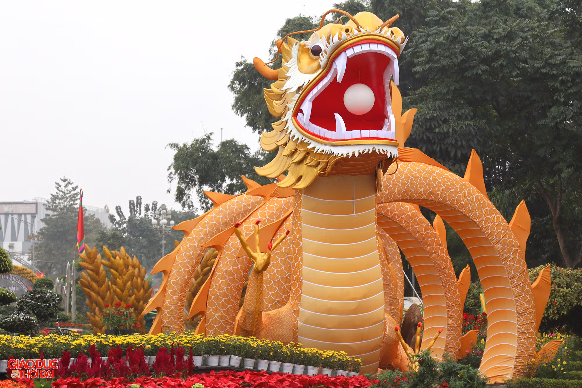 Cấu tạo linh vật được làm bằng khung sắt, bên ngoài bọc vải, bên trong lắp đặt hệ thống đèn led có thể phát sáng trong đêm. (Ảnh: Phạm Tâm)
