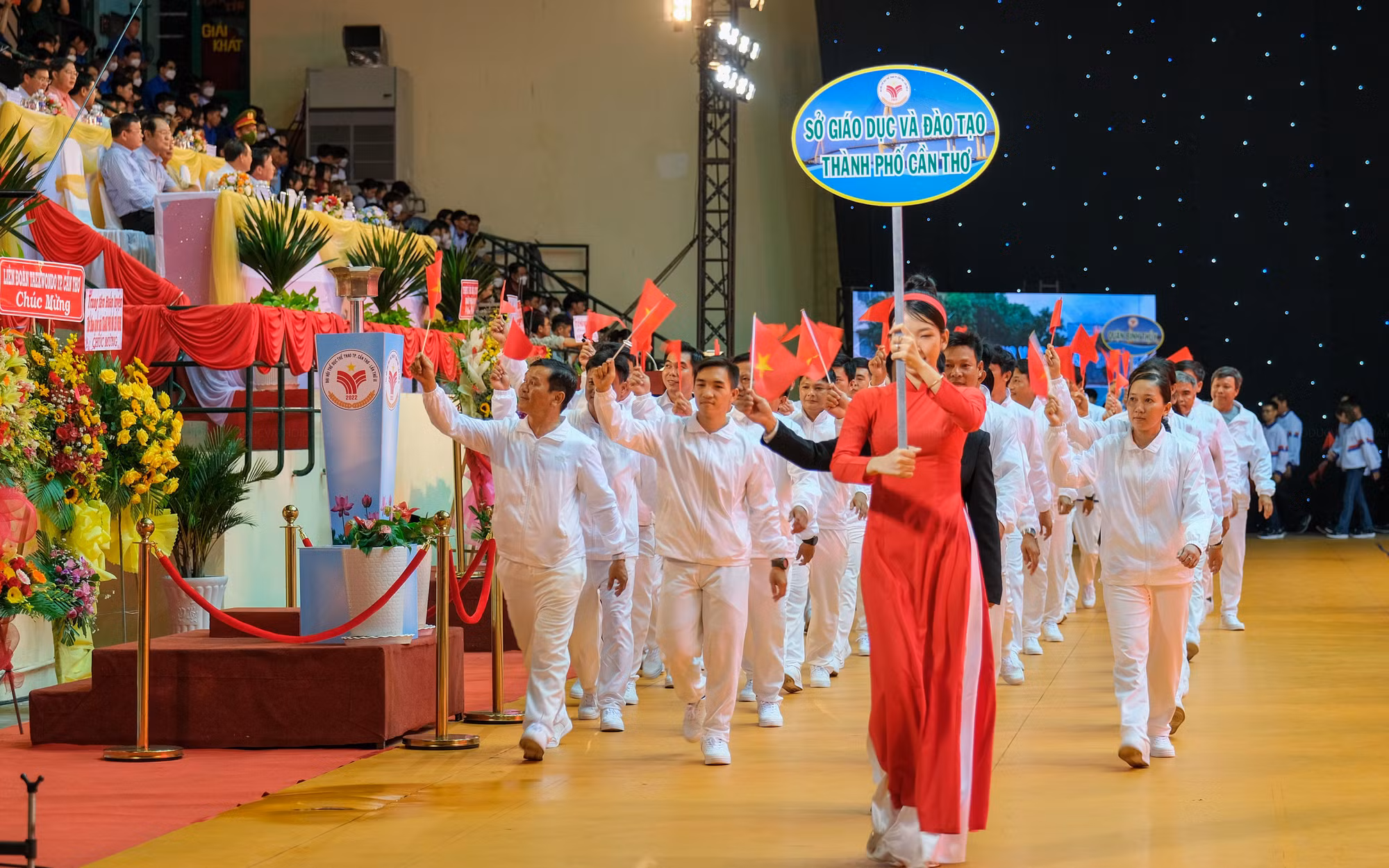 Ngành giáo dục và đào tạo TP. Cần thơ tham gia đại hội với 41 người, 01 trưởng đoàn và 4 hàng mỗi hàng 10 người