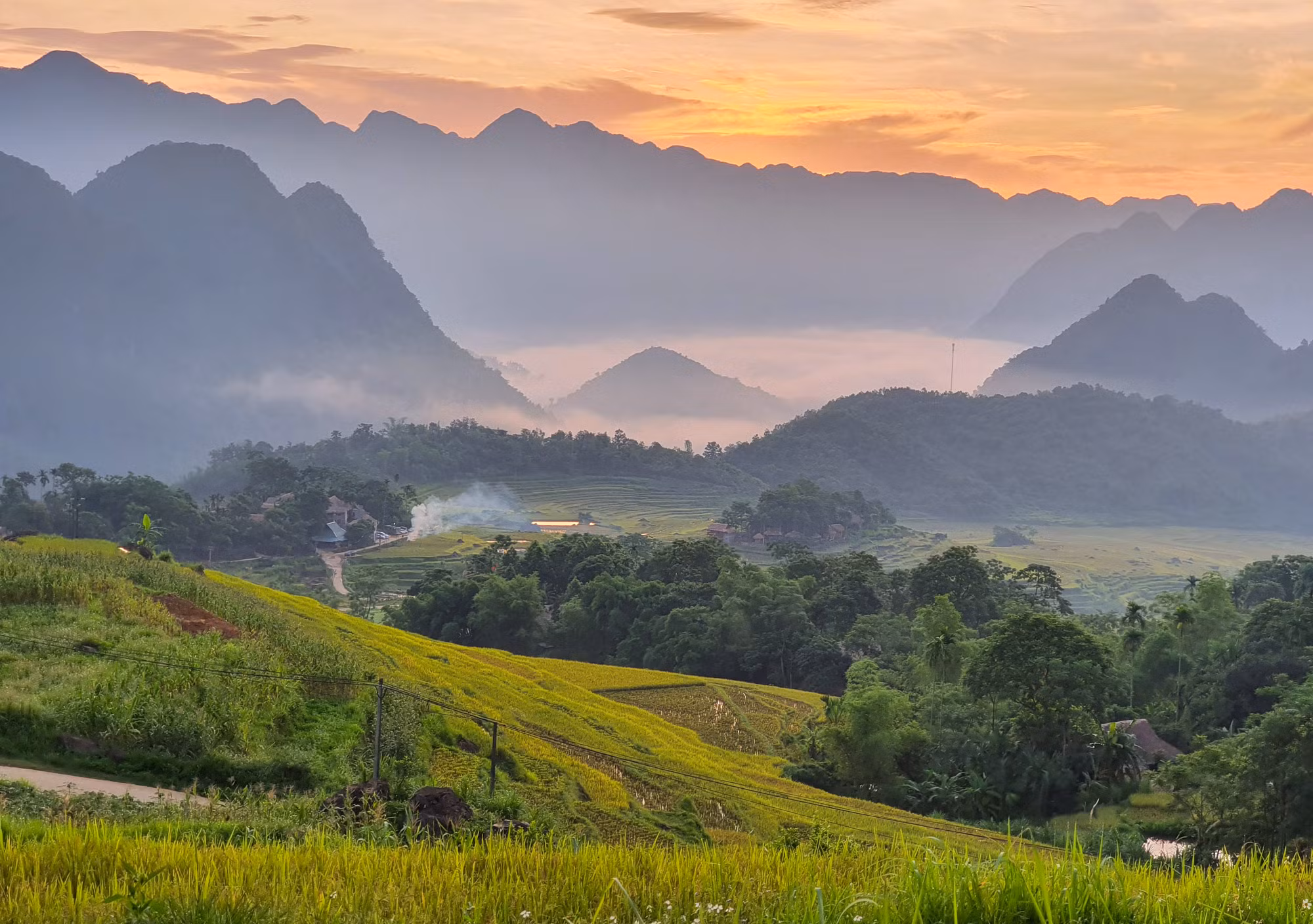Thời tiết Pù Luông mùa này có chút se lạnh về đêm đến sáng. Để ngắm cảnh bình minh, du khách hãy cố gắng dậy thật sớm để có thể ngắm cảnh tượng mây trời vần vũ trong nắng mai hay sương mù bay bảng lảng giữa không gian đại ngàn.