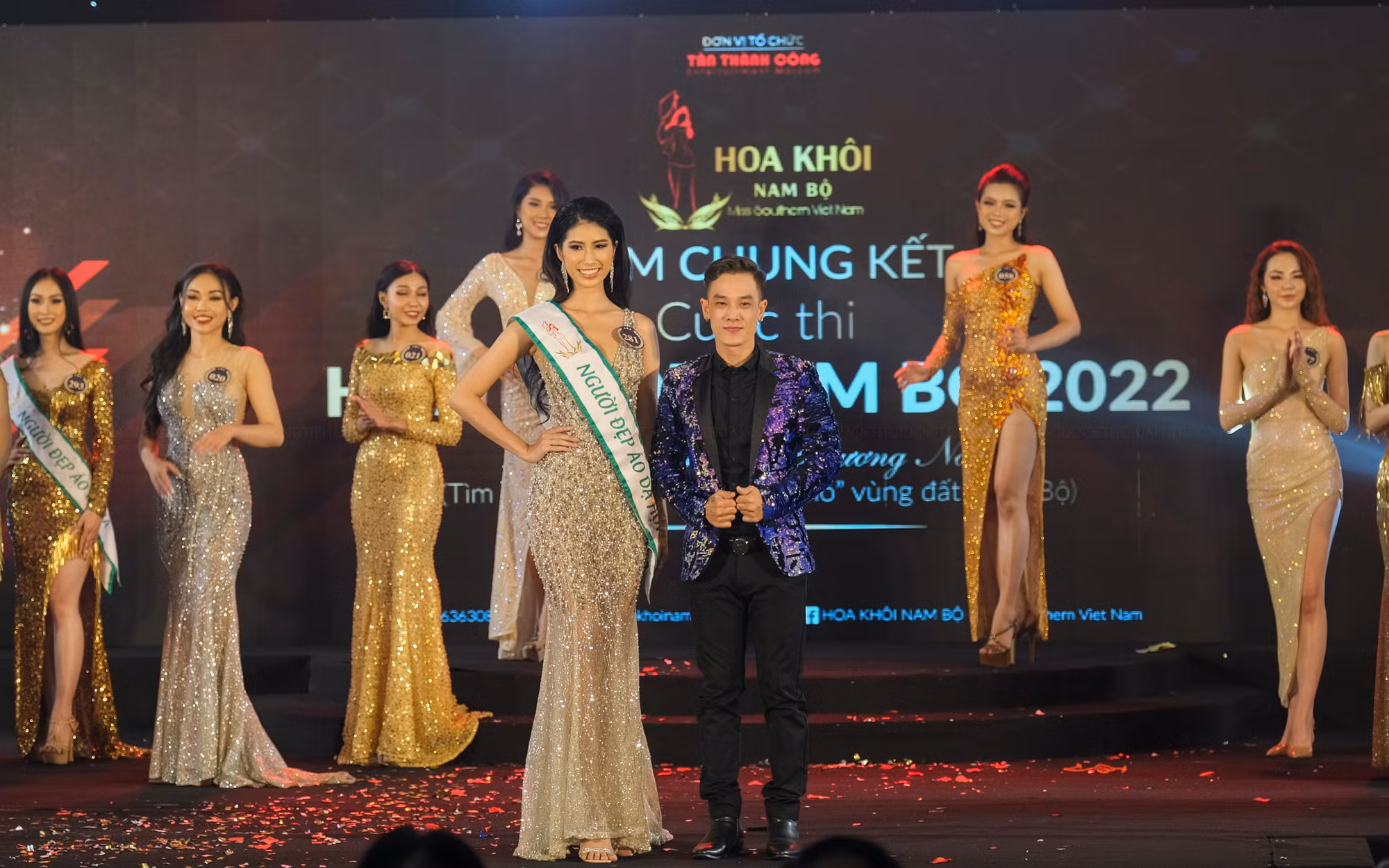 Trong phần thi trang phục dạ hội, thí sinh đến từ Trà Vinh được Ban giám khảo trao giải "Người đẹp áo dạ hội".