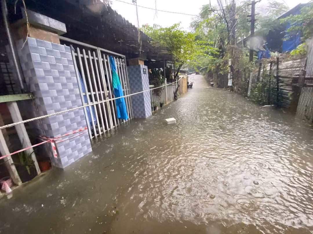 Các hộ dân phải giăng dây dọc các dãy nhà để người đi đường bám vào khi nước lớn. Thủy điện Hương Điền điều tiết nước với tốc độ từ 200 – 400m3/s, bắt đầu tăng dần từ 15h chiều cùng ngày. Các hộ dân phải giăng dây dọc các dãy nhà để người đi đường bám vào khi nước lớn. Thủy điện Hương Điền điều tiết nước với tốc độ từ 200 – 400m3/s, bắt đầu tăng dần từ 15h chiều cùng ngày.