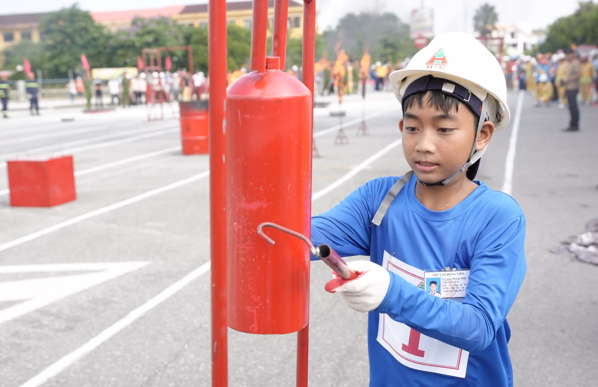 Một học sinh 12 tuổi tham gia thi sôi nổi.