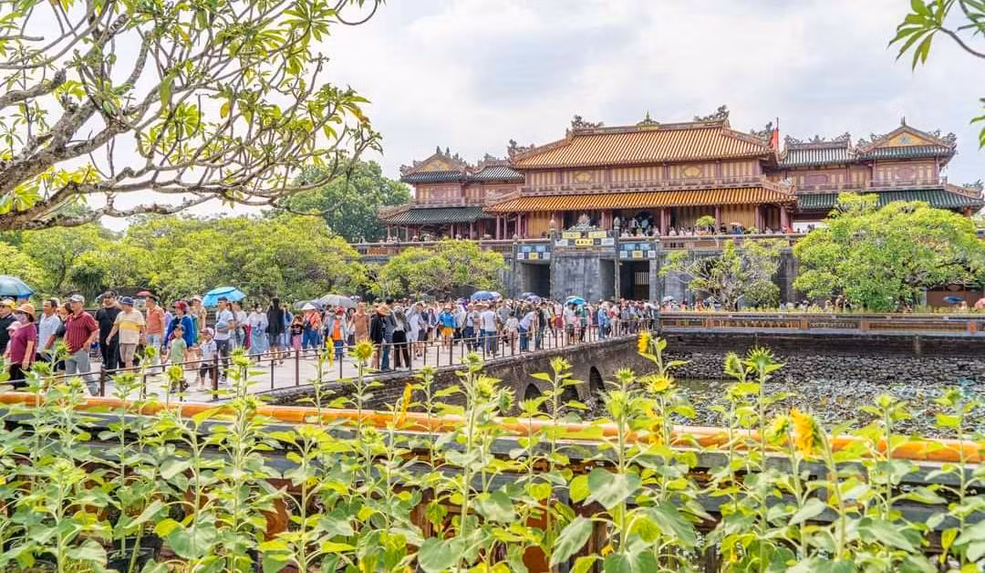 Ngày 4/9, ông Nguyễn Văn Phúc, Giám đốc Sở Du lịch tỉnh Thừa Thiên - Huế cho biết, trong dịp nghỉ lễ Quốc khánh, tổng số du khách đến Huế là 90.000 lượt, tăng 40,6% so với cùng kỳ năm ngoái. Ngày 4/9, ông Nguyễn Văn Phúc, Giám đốc Sở Du lịch tỉnh Thừa Thiên - Huế cho biết, trong dịp nghỉ lễ Quốc khánh, tổng số du khách đến Huế là 90.000 lượt, tăng 40,6% so với cùng kỳ năm ngoái.