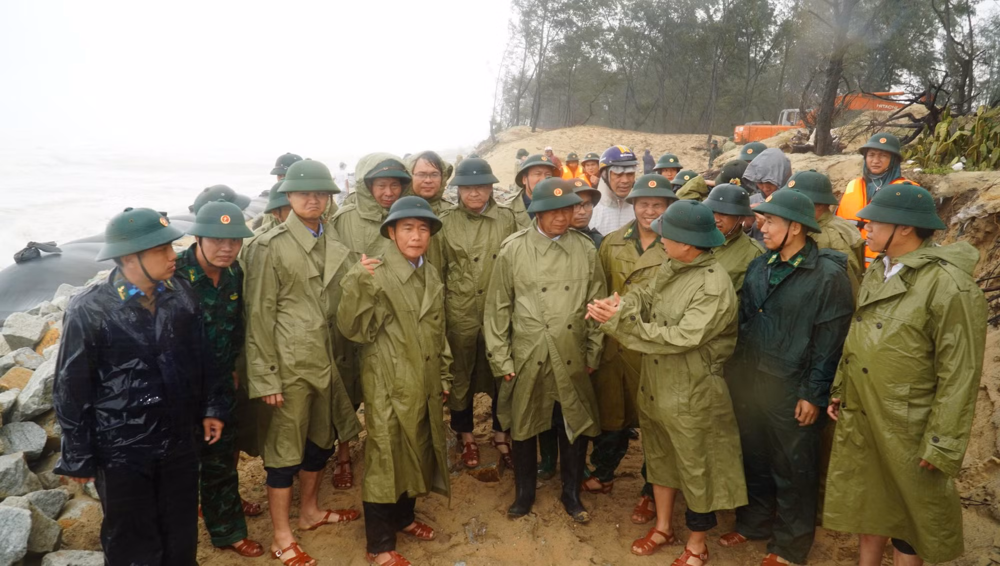 Lãnh đạo địa phương đã báo cáo với Phó Thủ tướng tình trạng bờ biển sạt lở nghiêm trọng tại huyện Phú Vang.