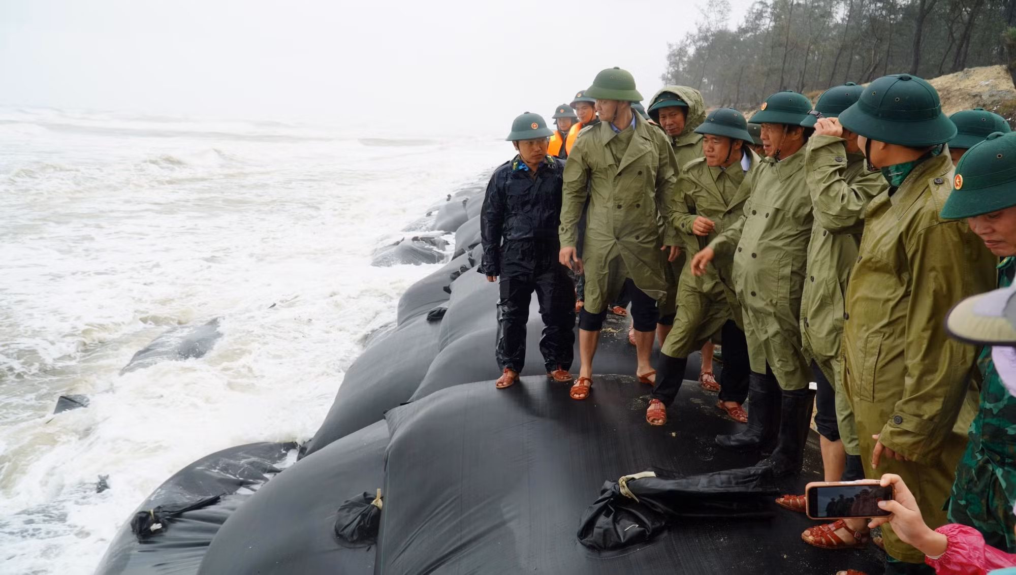 Phó Thủ tướng tiếp tục đi kiểm tra sạt lở bờ biển khu vực Phú Thuận, huyện Phú Vang kéo dài 2km.
