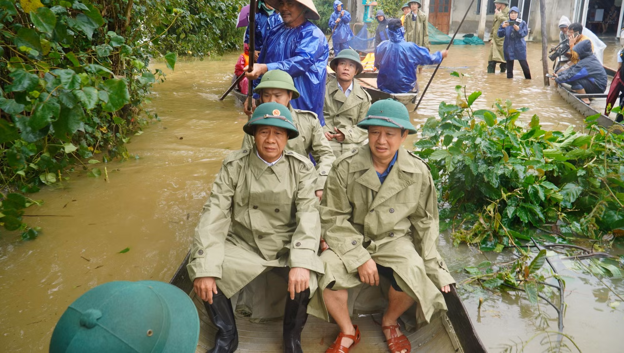 Phó Thủ tướng Lê Văn Thành (bên trái) cùng lãnh đạo tỉnh Thừa Thiên - Huế đi ghe vào vùng "rốn lũ" thăm hỏi và tặng quà người dân gặp khó khăn do thiên tai gây ra.