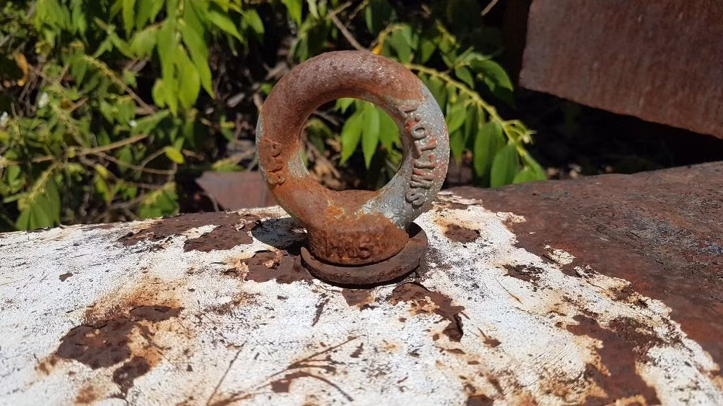 Sau khi một số nhân viên của công ty này rút đi, nhiều thiết bị và phương tiện cơ giới, máy nghiền quặng, giàn lọc quặng đã bị hư hỏng nặng nhưng không được đưa ra khỏi địa phương dù việc gia hạn thuê đất đã kết thúc hơn 5 năm qua. Sau khi một số nhân viên của công ty này rút đi, nhiều thiết bị và phương tiện cơ giới, máy nghiền quặng, giàn lọc quặng đã bị hư hỏng nặng nhưng không được đưa ra khỏi địa phương dù việc gia hạn thuê đất đã kết thúc hơn 5 năm qua.