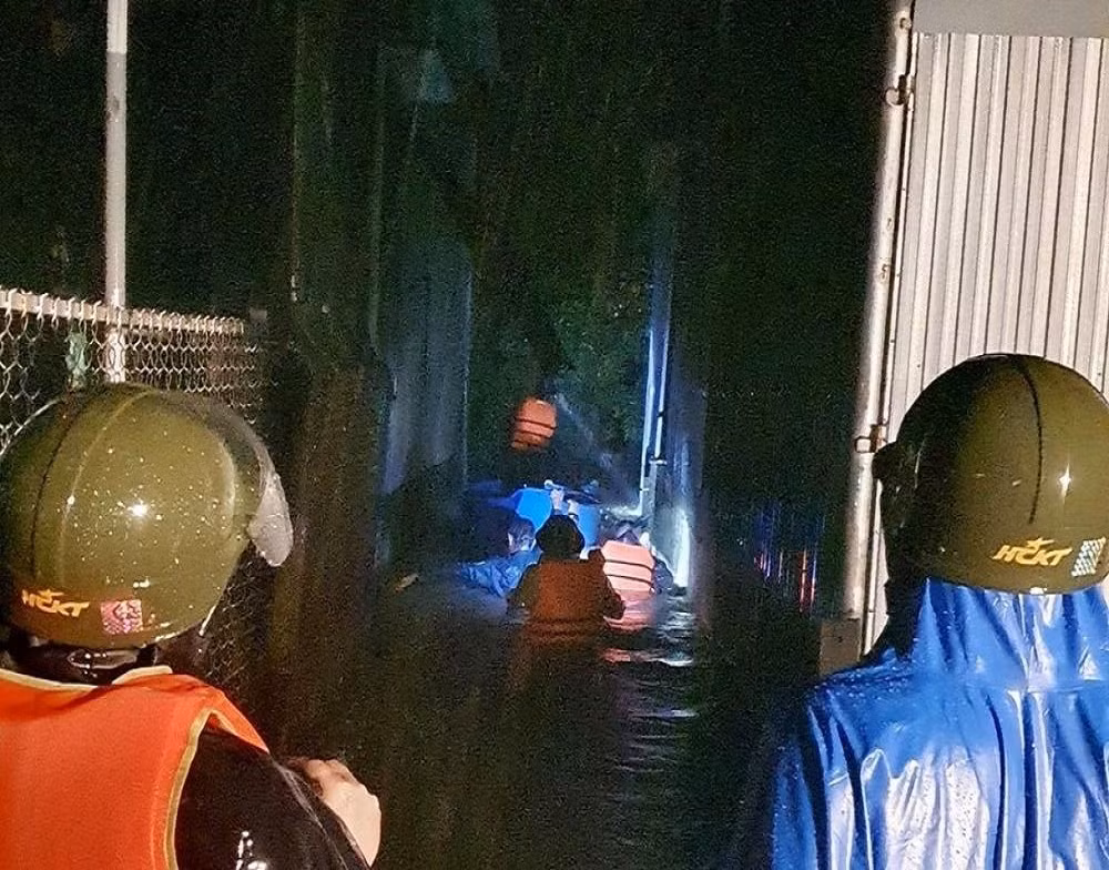 Trong đêm 10 rạng sáng 11/10, phường Hương Văn đã di dời 6 người dân đến nơi an toàn. Do mưa lớn, một số tuyến đường ở phường Hương Văn bị ngập sâu. Trong đêm 10 rạng sáng 11/10, phường Hương Văn đã di dời 6 người dân đến nơi an toàn. Do mưa lớn, một số tuyến đường ở phường Hương Văn bị ngập sâu.