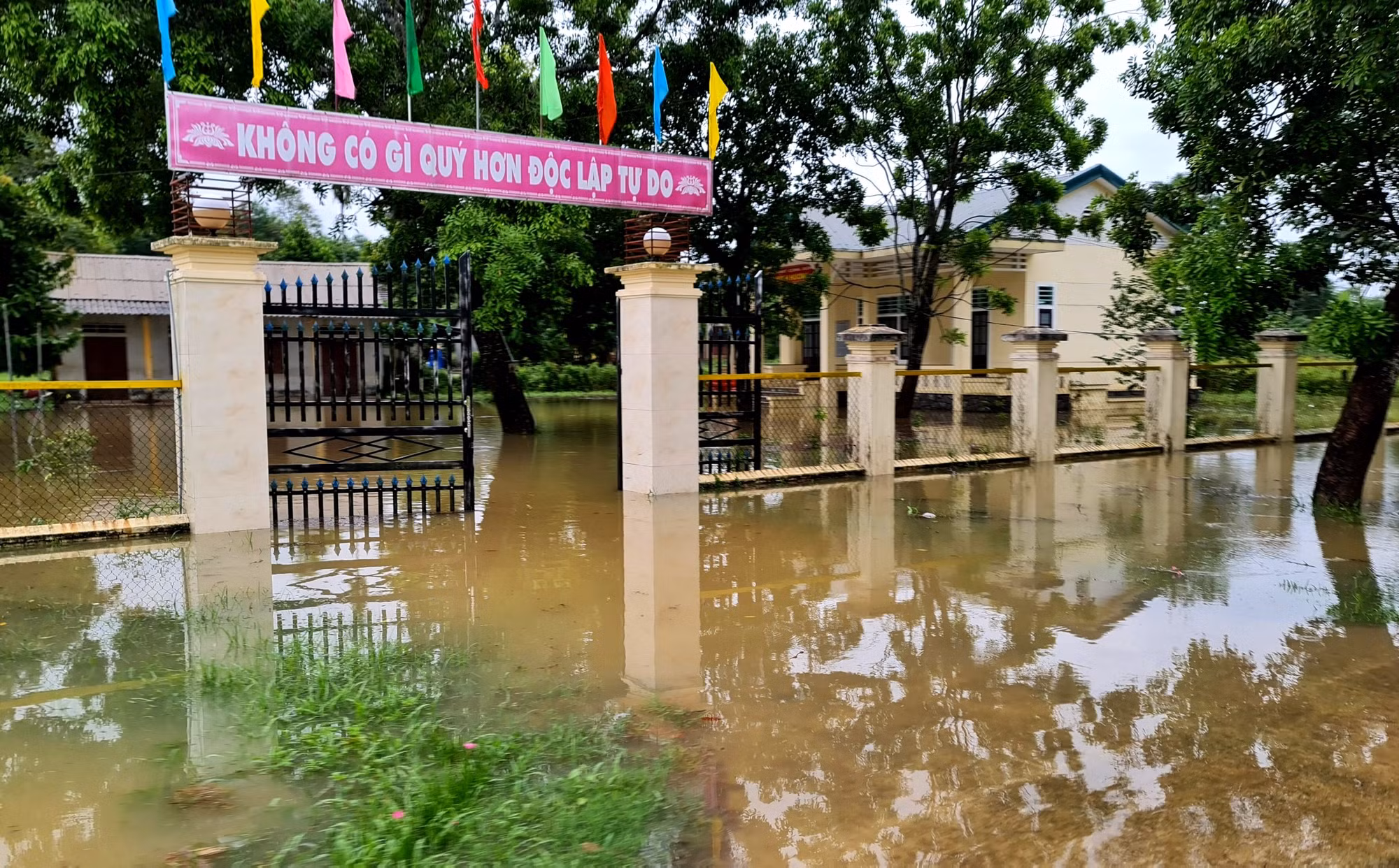Điện lực Phong Điền cho biết, mưa lớn và sét đêm 10/10 đã gây ra sự cố lưới điện, làm khoảng 7.000 khách hàng không có điện, đơn vị đã khắc phục xong sự cố vào trưa 11/10. Điện lực Phong Điền cho biết, mưa lớn và sét đêm 10/10 đã gây ra sự cố lưới điện, làm khoảng 7.000 khách hàng không có điện, đơn vị đã khắc phục xong sự cố vào trưa 11/10.