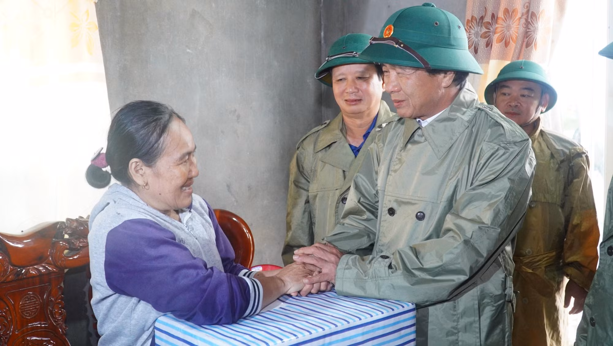 Đoàn của Phó Thủ tướng đã tặng quà cho các hộ dân bị ảnh hưởng bởi lũ lụt nơi đây.