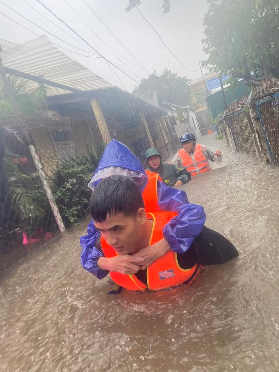 Công an cõng người già sơ tán khỏi nhà ở vùng nước sâu. Toàn bộ 28 phường, xã tại TP Huế, tỉnh Thừa Thiên - Huế đã bị ngập nặng trong sáng 15/10. Công an cõng người già sơ tán khỏi nhà ở vùng nước sâu. Toàn bộ 28 phường, xã tại TP Huế, tỉnh Thừa Thiên - Huế đã bị ngập nặng trong sáng 15/10.