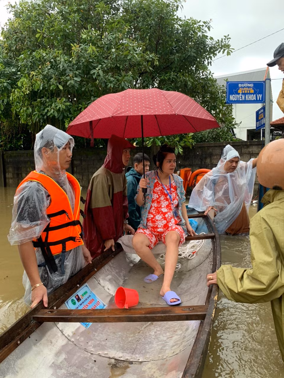 Bà bầu tại phường Vỹ Dạ chuyển dạ đi sinh trong lũ được công an hỗ trợ dùng ghe di chuyển. Bà bầu tại phường Vỹ Dạ chuyển dạ đi sinh trong lũ được công an hỗ trợ dùng ghe di chuyển.