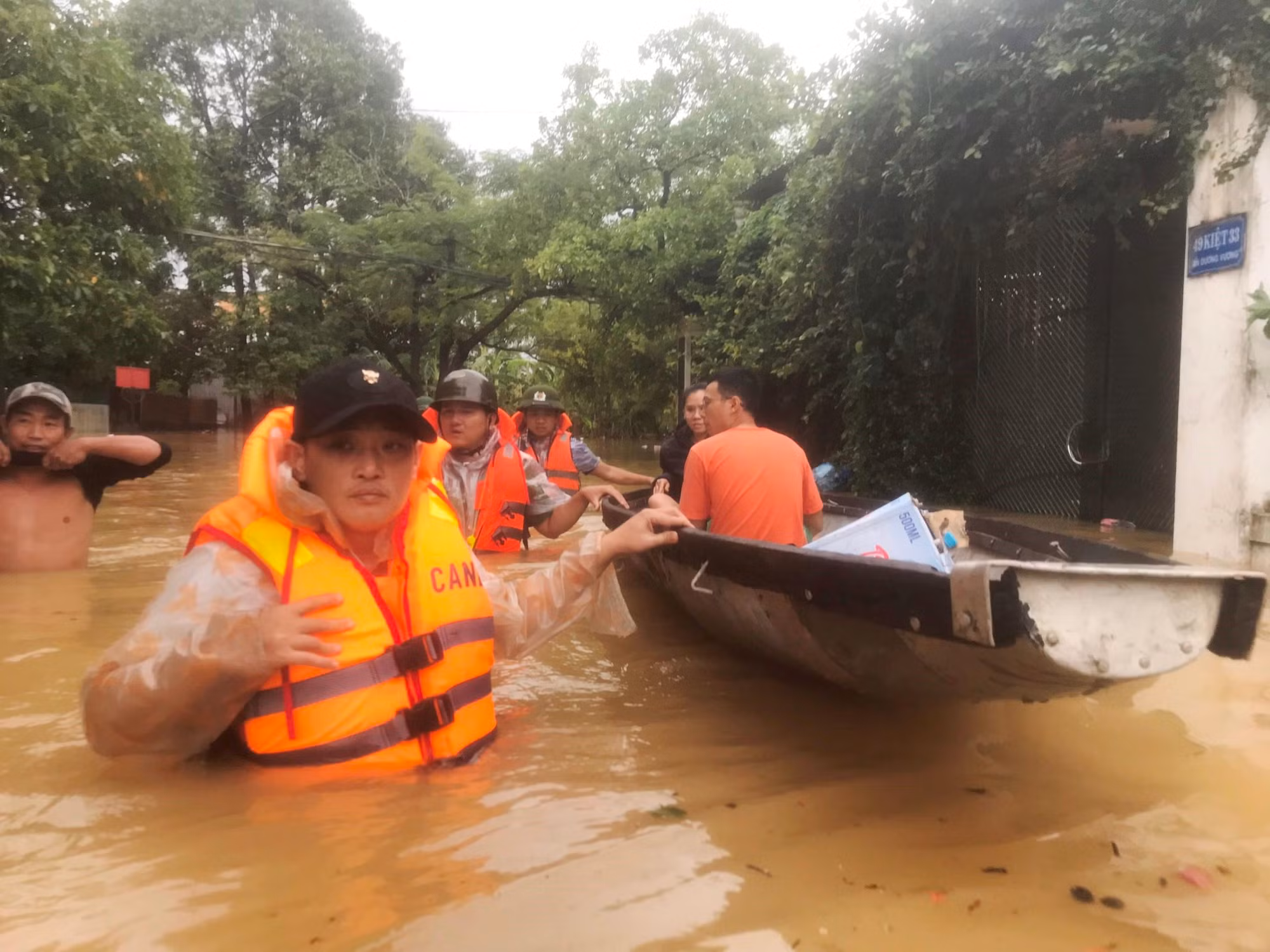 Lực lượng công an phường An Cựu lội nước ngang ngực vào nhà dân ứng cứu.