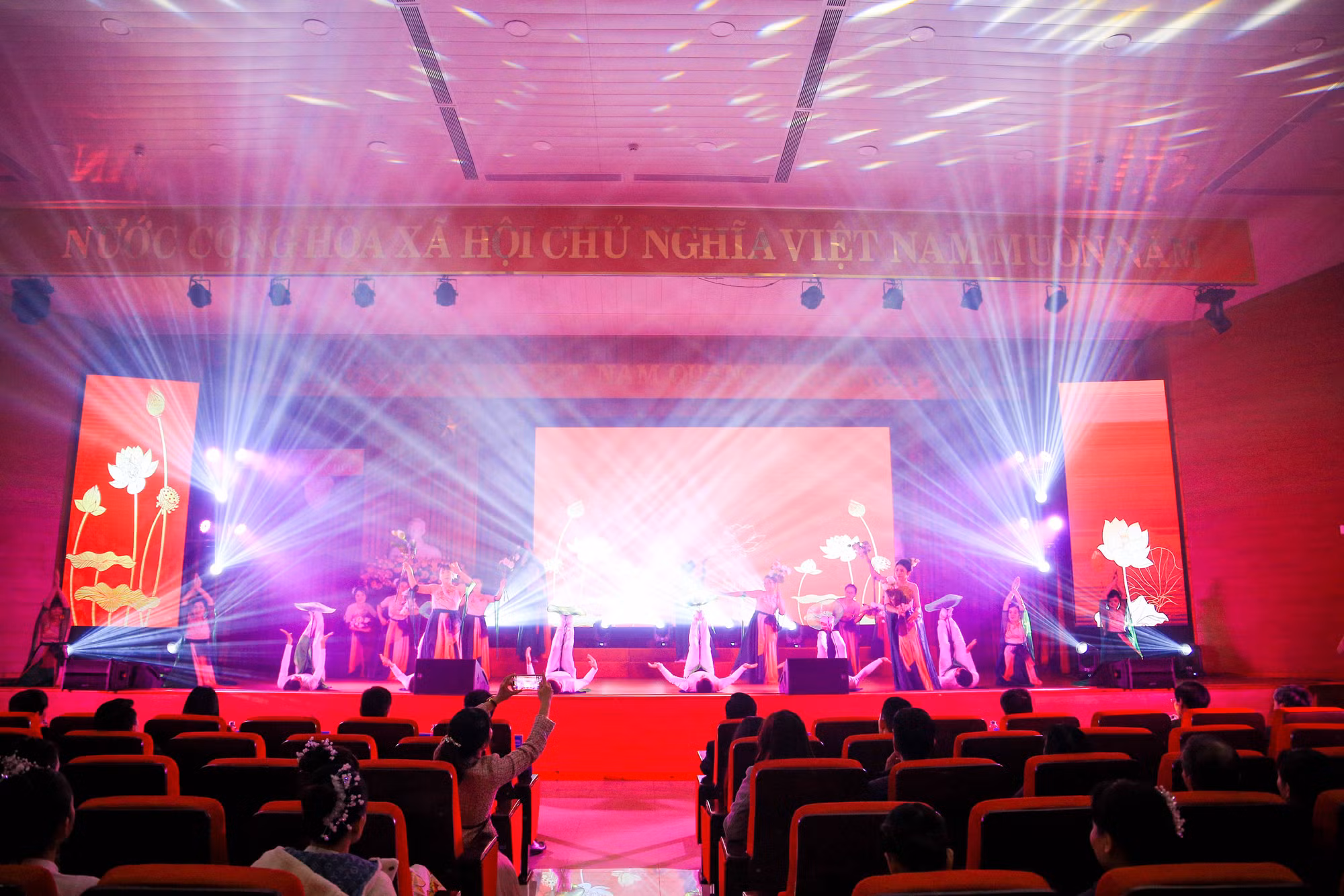 Chương trình nghệ thuật bao gồm 15 tiết mục đặc sắc của Công đoàn các trường, khoa thành viên của ĐH Huế biểu diễn với sự đầu tư công phu, hấp dẫn người xem.