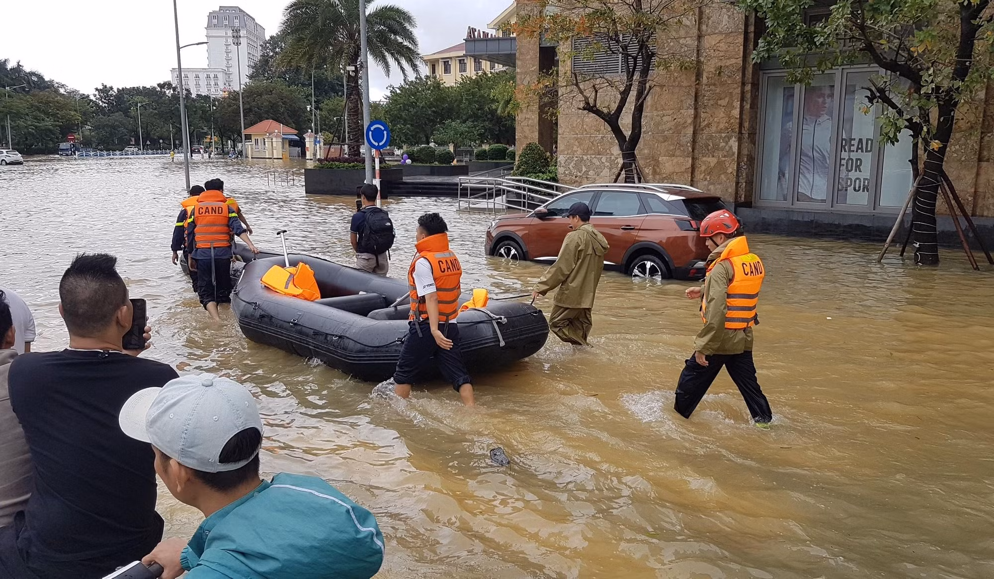 Các lực lượng công an, quân đội làm nhiệm vụ cứu hộ tại các nẻo đường bị ngập lụt.