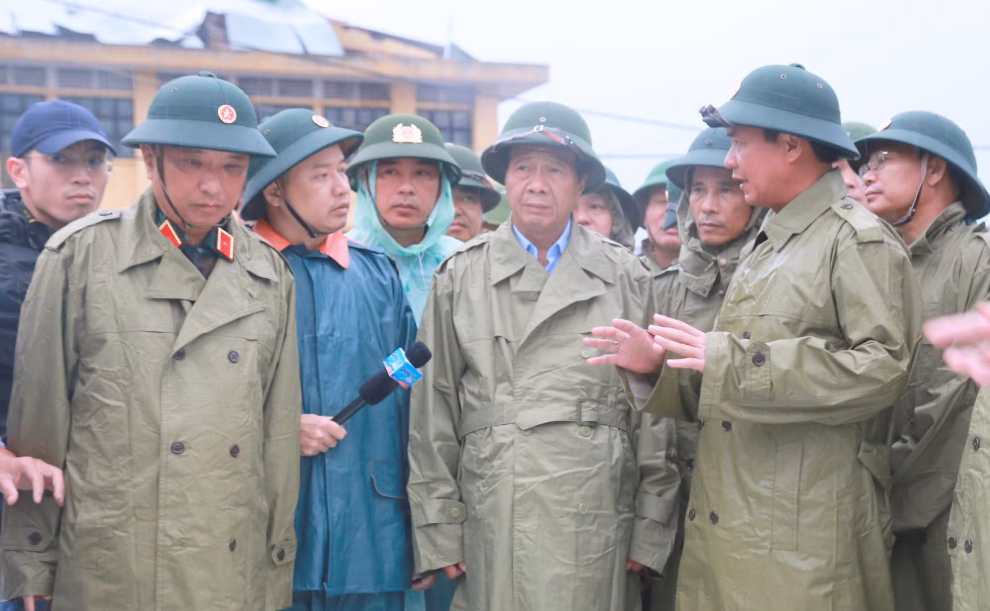 Kiểm tra thiệt hại do lốc xoáy, Phó Thủ tướng Lê Văn Thành đề nghị chính quyền địa phương hỗ trợ người dân khắc phục thiệt hại trước mắt và yêu cầu rà soát lại người dân nằm trong vùng khả năng bị ảnh hưởng bão Noru. Phó Thủ tướng lưu ý, nhiều ngôi nhà cấp 4 ở khu vực này nhìn bên ngoài có vẻ kiên cố, nhưng nếu bão cấp 14 thì không trụ được. Vì vậy, Quảng Trị cần rà soát lại và nhanh chóng di dời người dân đến nơi đảm bảo an toàn. Kiểm tra thiệt hại do lốc xoáy, Phó Thủ tướng Lê Văn Thành đề nghị chính quyền địa phương hỗ trợ người dân khắc phục thiệt hại trước mắt và yêu cầu rà soát lại người dân nằm trong vùng khả năng bị ảnh hưởng bão Noru. Phó Thủ tướng lưu ý, nhiều ngôi nhà cấp 4 ở khu vực này nhìn bên ngoài có vẻ kiên cố, nhưng nếu bão cấp 14 thì không trụ được. Vì vậy, Quảng Trị cần rà soát lại và nhanh chóng di dời người dân đến nơi đảm bảo an toàn.