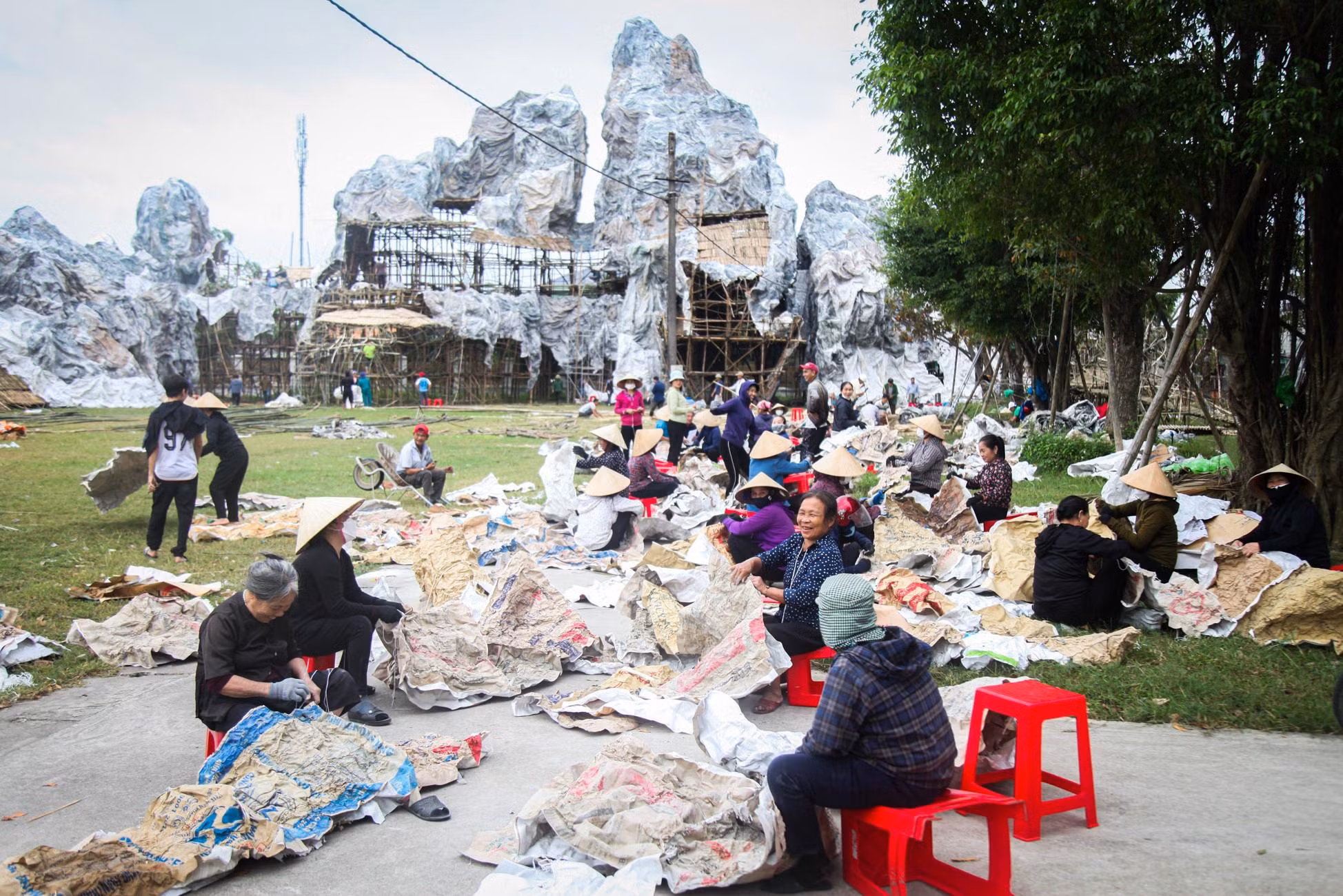 Những ngày này, hàng trăm người dân tại Giáo xứ Chính tòa Văn Hạnh đang gấp rút hoàn thành các công đoạn cuối cùng của hang đá Bê-lem được mệnh danh lớn nhất Việt Nam, chào đón Giáng sinh 2022.