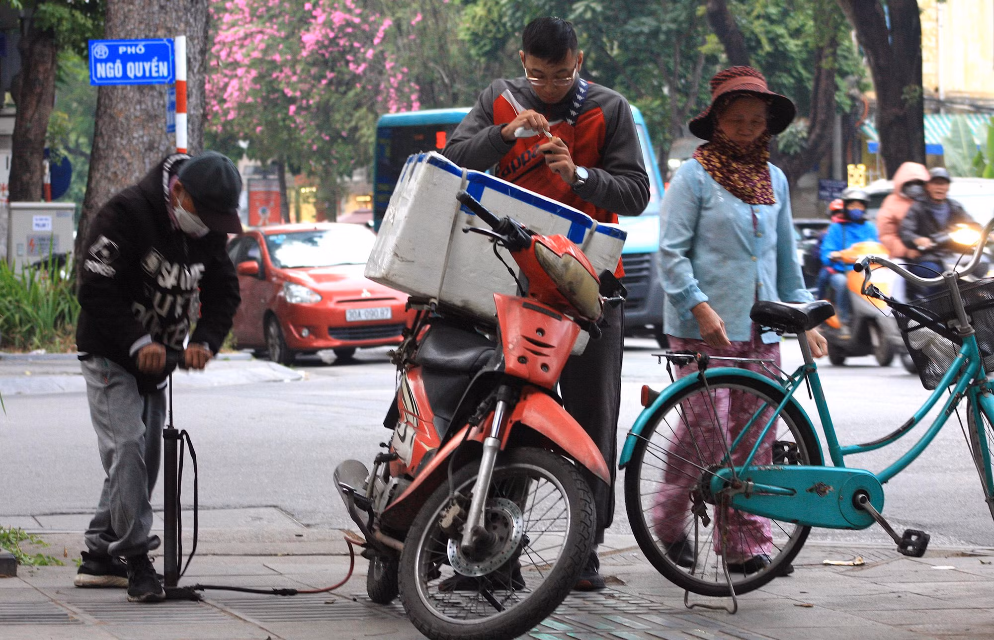 Người bơm vá xe đầu ngã tư Ngô Quyền, lăn lộn cả ngày để kiếm sống. Với anh, những ngày không có khách là chuyện thường xuyên. Rét mướt vất vả là thế, nhưng số tiền kiếm được chẳng đáng là bao.