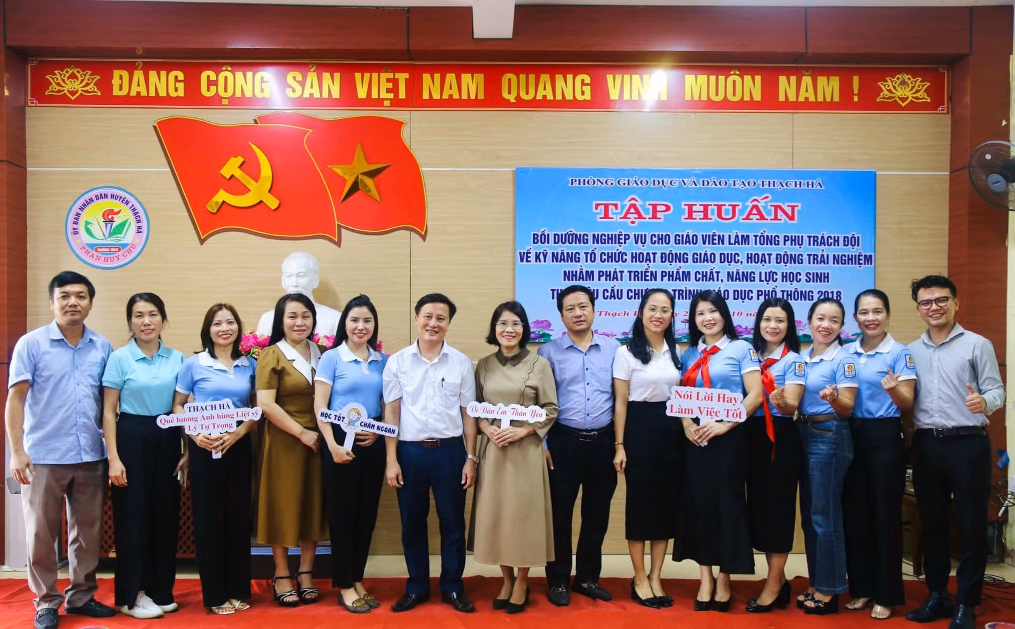 Theo cô Thu, việc học hỏi kinh nghiệm của các anh chị phụ trách có nhiều kinh nghiệm, tham gia các lớp tập huấn nghiệp vụ hàng năm, sinh hoạt CLB Tổng phụ trách thường xuyên... là những bí kíp giúp cô trau dồi nghiệp vụ. Theo cô Thu, việc học hỏi kinh nghiệm của các anh chị phụ trách có nhiều kinh nghiệm, tham gia các lớp tập huấn nghiệp vụ hàng năm, sinh hoạt CLB Tổng phụ trách thường xuyên... là những bí kíp giúp cô trau dồi nghiệp vụ.