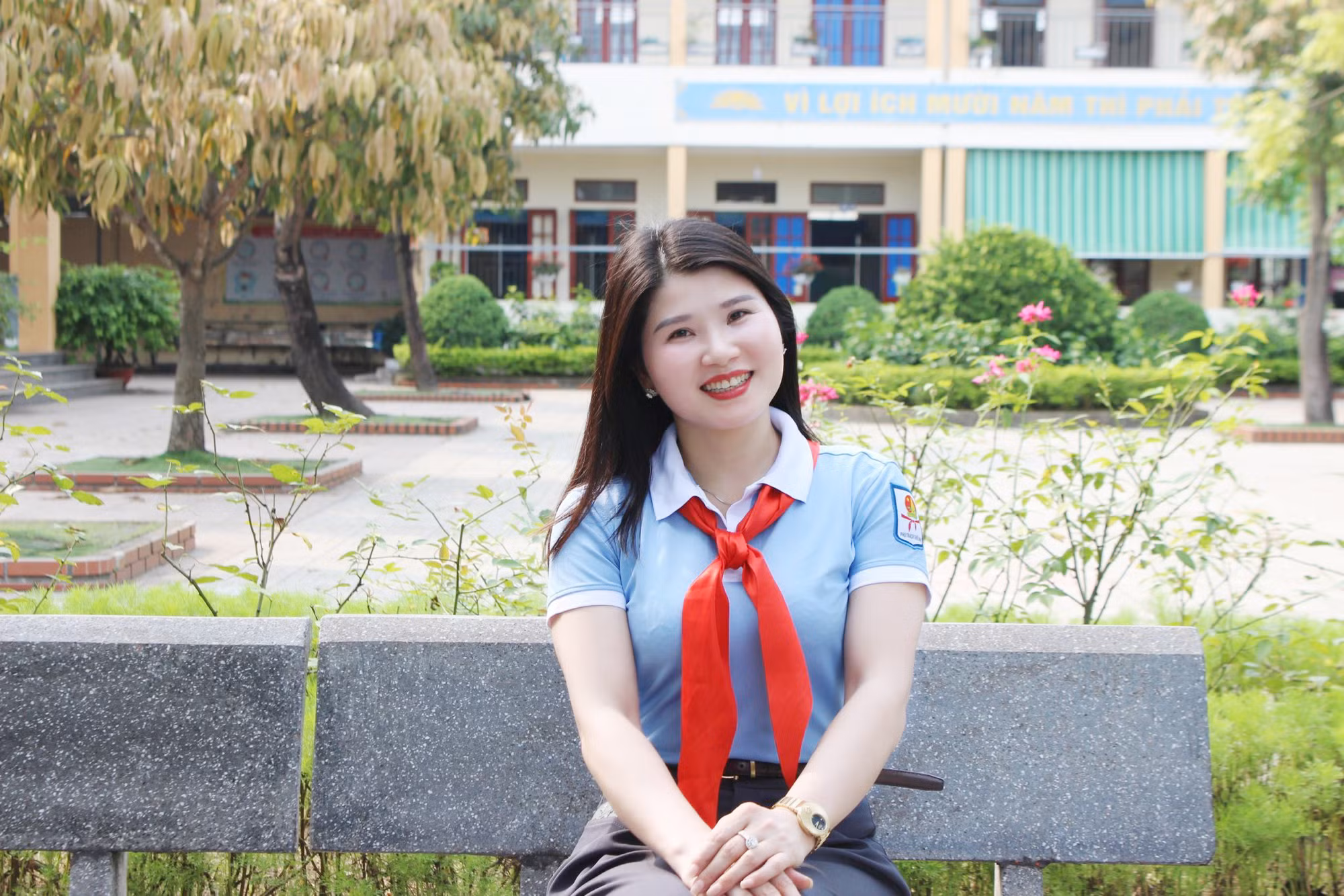 Cô giáo Vũ Thị Phong Thu (Sn 1983) có hơn 20 năm gắn bó với công tác Tổng phụ trách đội tại Trường Tiểu học Thạch Khê (huyện Thạch Hà, Hà Tĩnh). Cô giáo Vũ Thị Phong Thu (Sn 1983) có hơn 20 năm gắn bó với công tác Tổng phụ trách đội tại Trường Tiểu học Thạch Khê (huyện Thạch Hà, Hà Tĩnh).