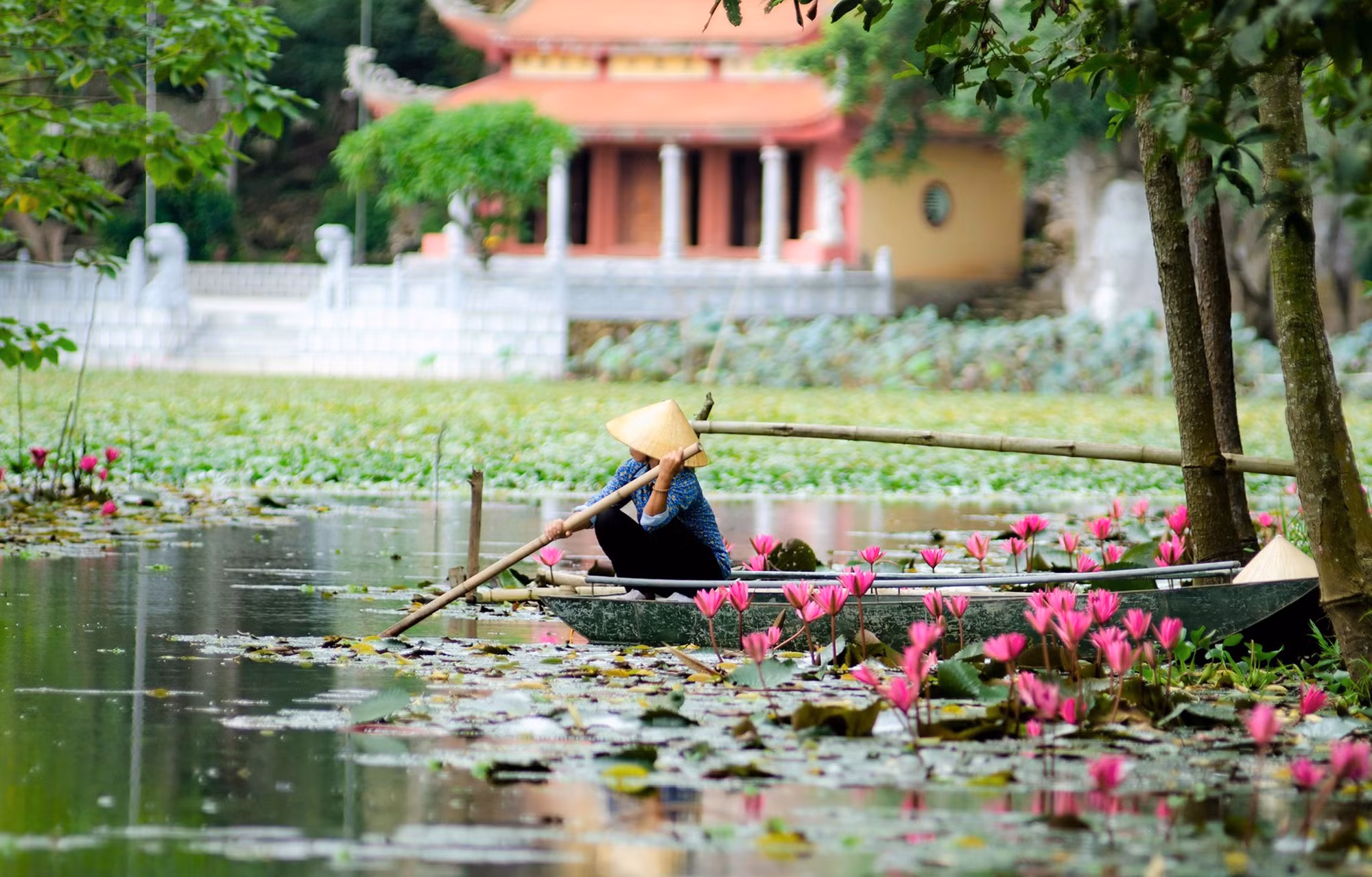 Đầm nước trước chùa Linh Ứng. Ảnh: Xuân Lục.