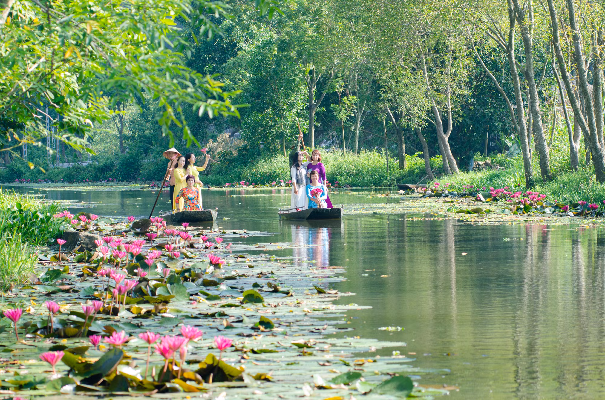 Du khách trải nghiệm bằng thuyền men theo dòng suối Ấu vào động nước Kim Sơn. Ảnh: Xuân Lục.