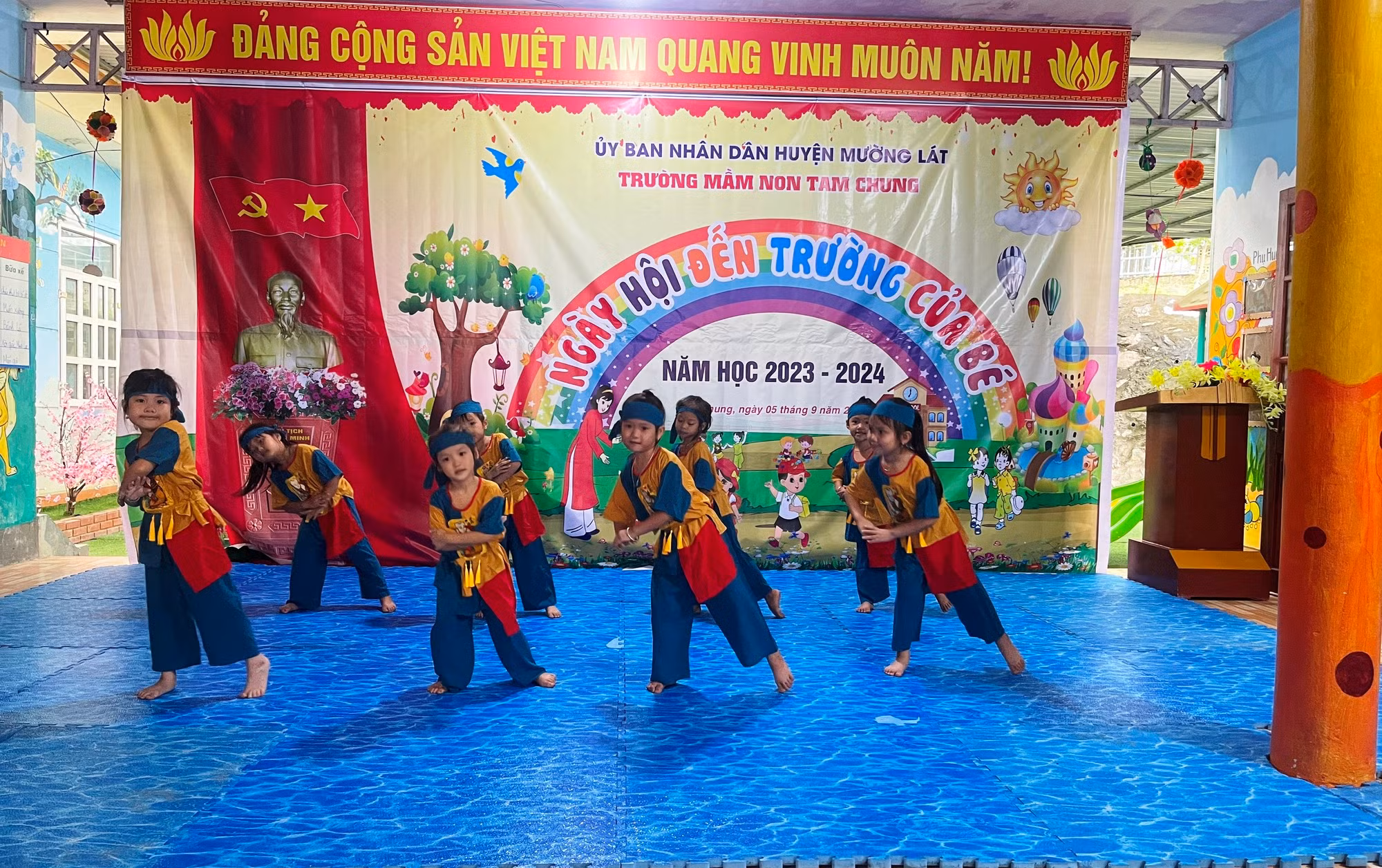 Các bé ở Trường Mầm non Tam Chung (Mường Lát, Thanh Hóa) tập luyện văn nghệ chào mừng năm học mới. Ảnh: TL.