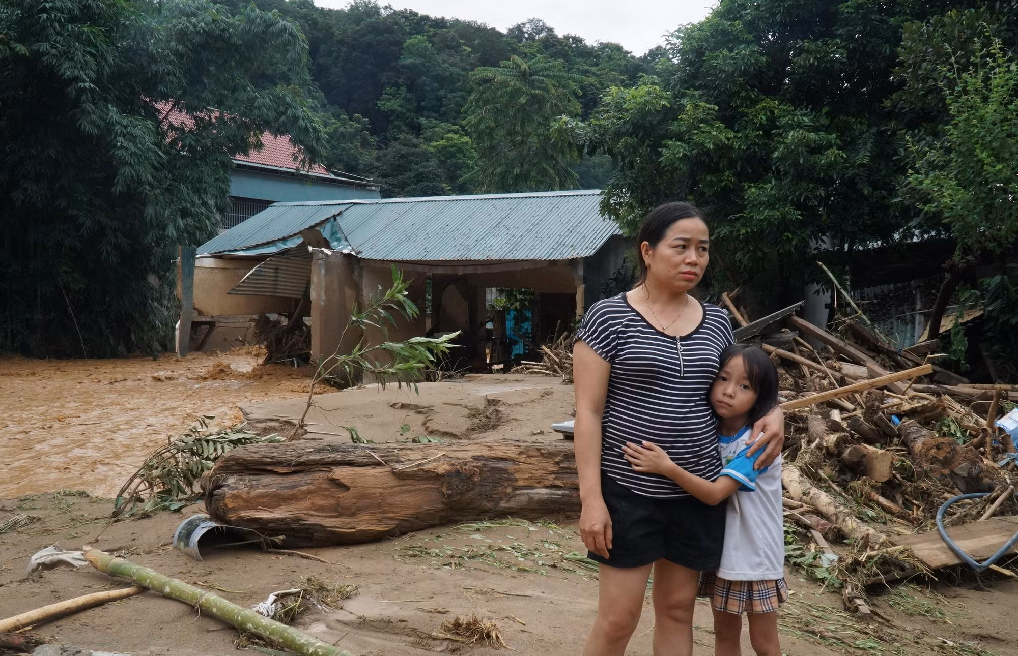 Cô La Thị Vân và con gái may mắn thoát thân khỏi lũ dữ Cô La Thị Vân và con gái may mắn thoát thân khỏi lũ dữ