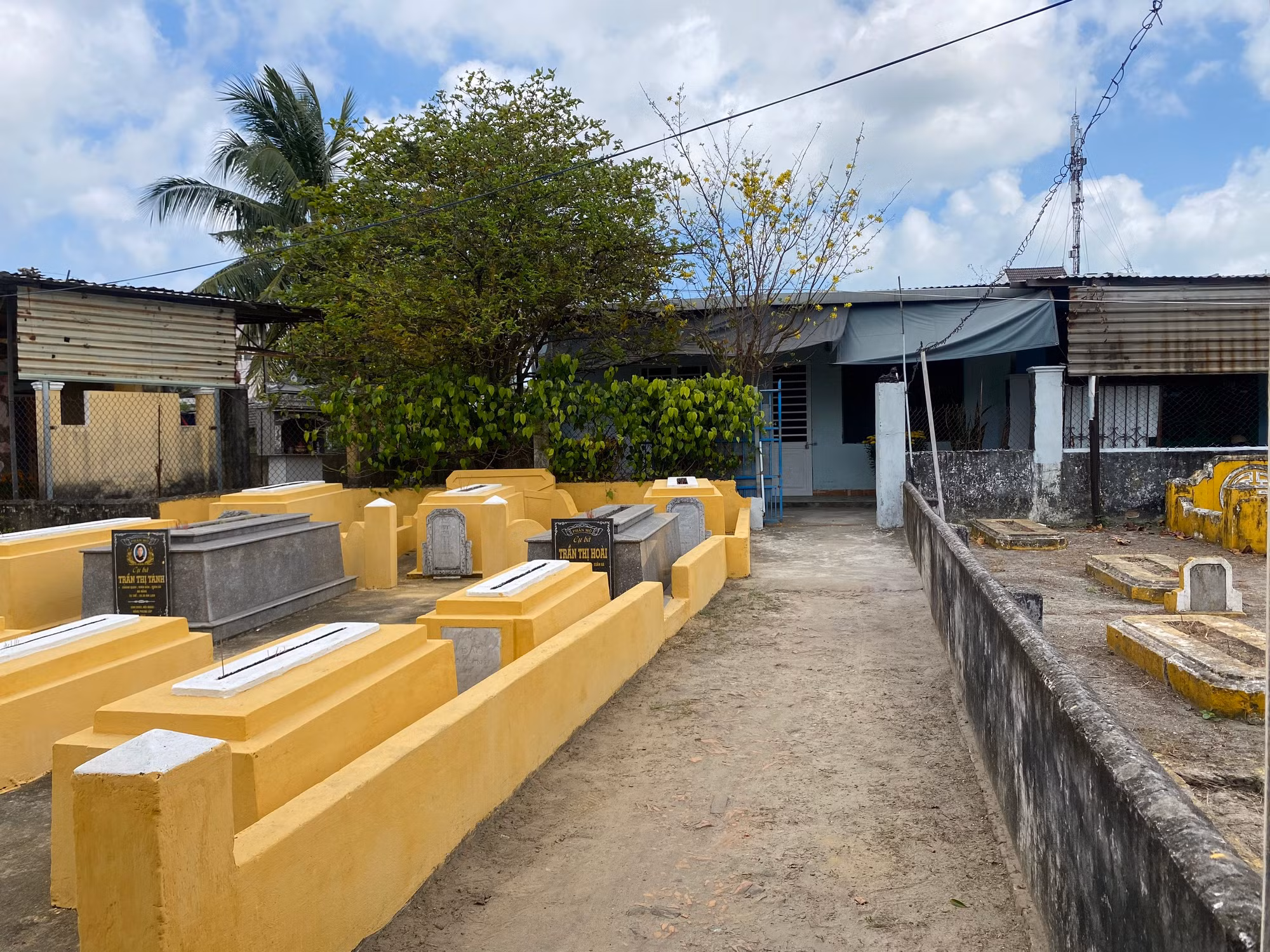 Hiện UBND quận Liên Chiểu cũng chỉ đạo các phòng, ban liên quan xây dựng và hoàn thiện kế hoạch di dời mồ mả xen lẫn trong khu dân cư trình UBND thành phố xem xét, thẩm định và bố trí vốn để triển khai thực hiện trong giai đoạn 2023-2026. Hiện UBND quận Liên Chiểu cũng chỉ đạo các phòng, ban liên quan xây dựng và hoàn thiện kế hoạch di dời mồ mả xen lẫn trong khu dân cư trình UBND thành phố xem xét, thẩm định và bố trí vốn để triển khai thực hiện trong giai đoạn 2023-2026.