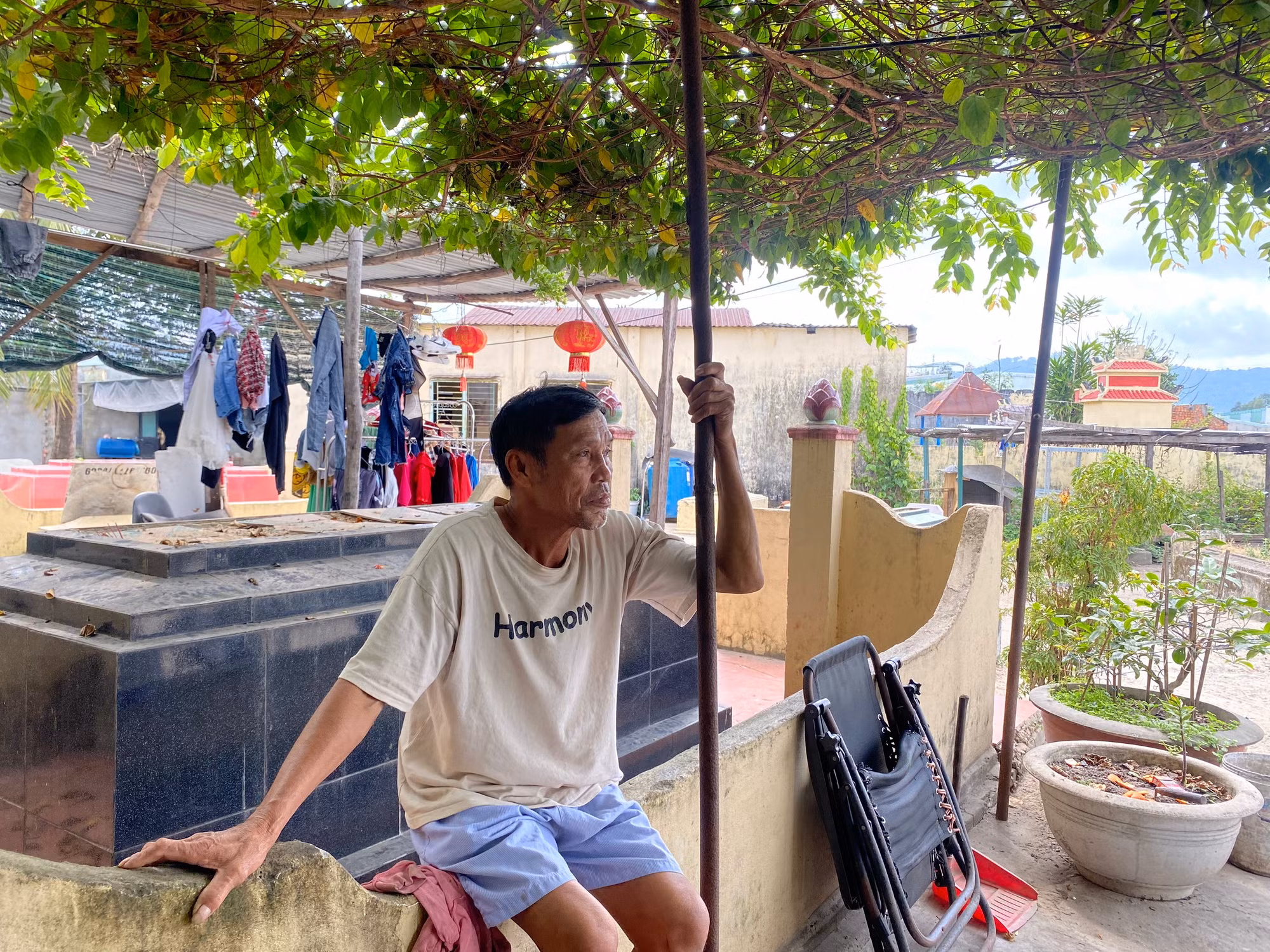 Ông Trần Văn Cư - một người dân ở tổ 21 cho hay, ở tổ này nhà nào cũng chung cảnh mồ mả xen lẫn với nhà dân. “Người dân chúng tôi ban đầu thì thấy hơi sợ chứ dần dần rồi cũng quen”, ông Cư nói. Ông Trần Văn Cư - một người dân ở tổ 21 cho hay, ở tổ này nhà nào cũng chung cảnh mồ mả xen lẫn với nhà dân. “Người dân chúng tôi ban đầu thì thấy hơi sợ chứ dần dần rồi cũng quen”, ông Cư nói.