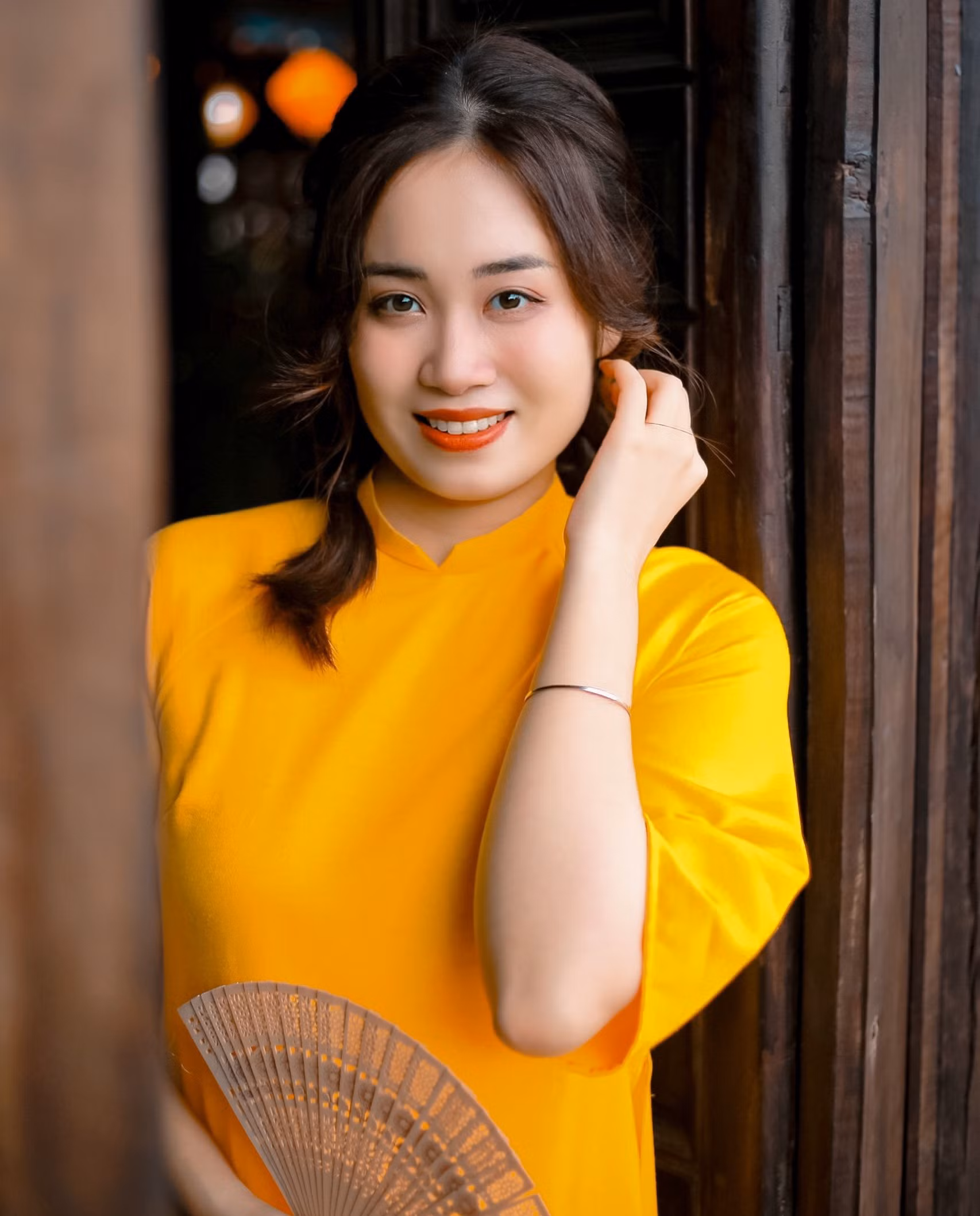 Mang nét đẹp nhẹ nhàng, tươi trẻ, cô Thảo chiếm được thiện cảm của học sinh, lẫn đồng nghiệp.