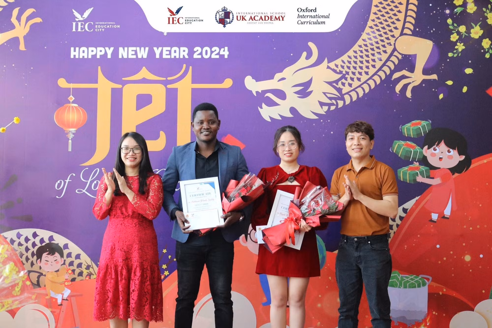 Cô Phương Thảo được nhà trường khen ngợi vì những nỗ lực trong hoạt động giảng dạy.