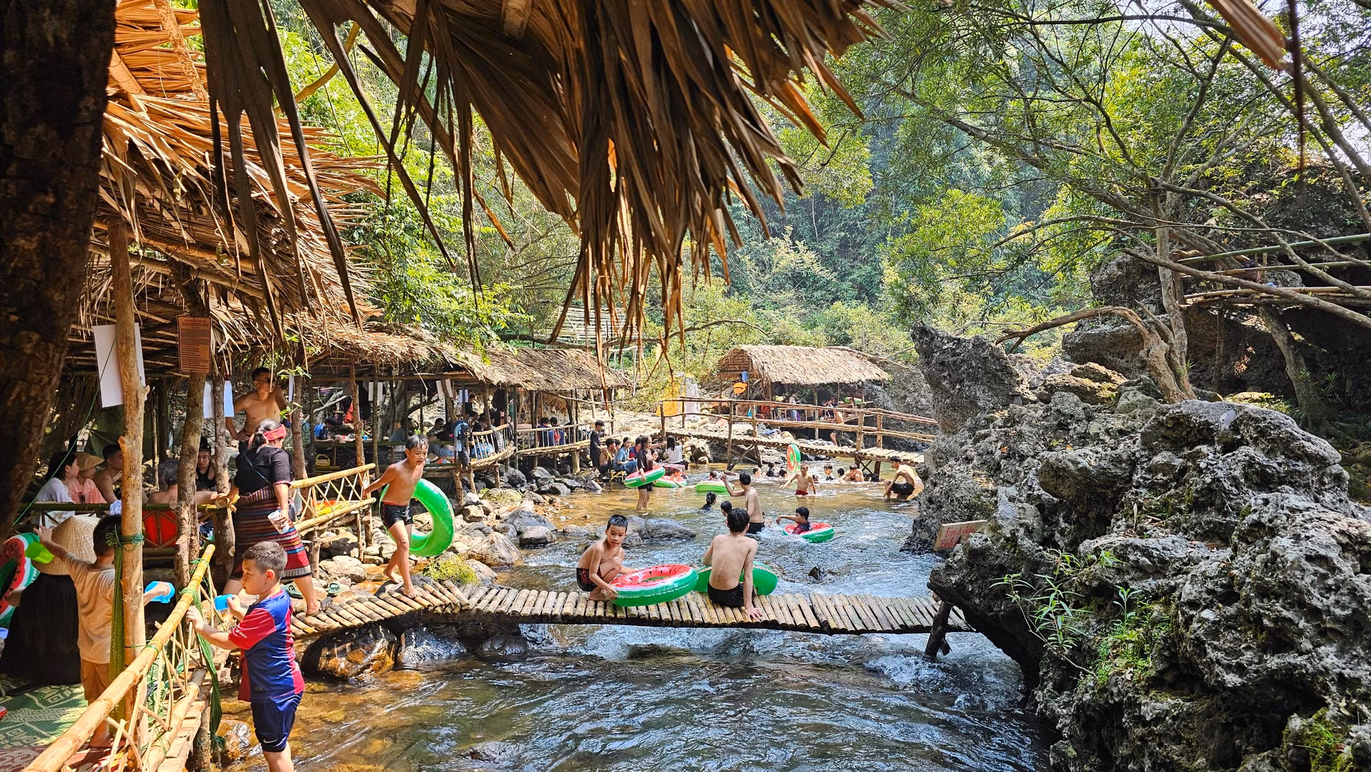 Nhờ khai thác du lịch, người dân Vân Kiều phía Tây Quảng Trị có thêm nguồn thu nhập để trang trải cuộc sống.