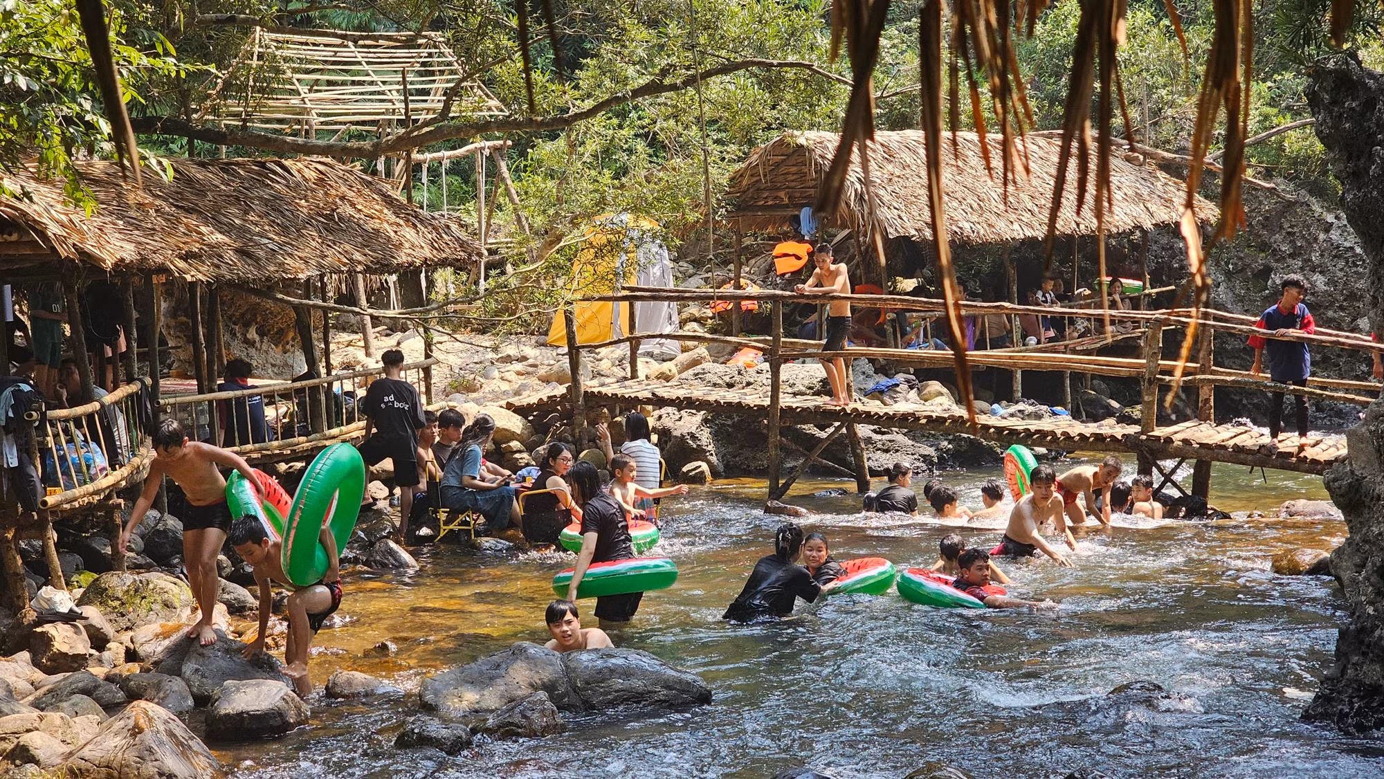 Suối A Lao ở thôn Tà Lao, xã Tà Long, huyện Đakrông những ngày qua thu hút nhiều du khách đến nghỉ mát, thưởng thức ẩm thực.