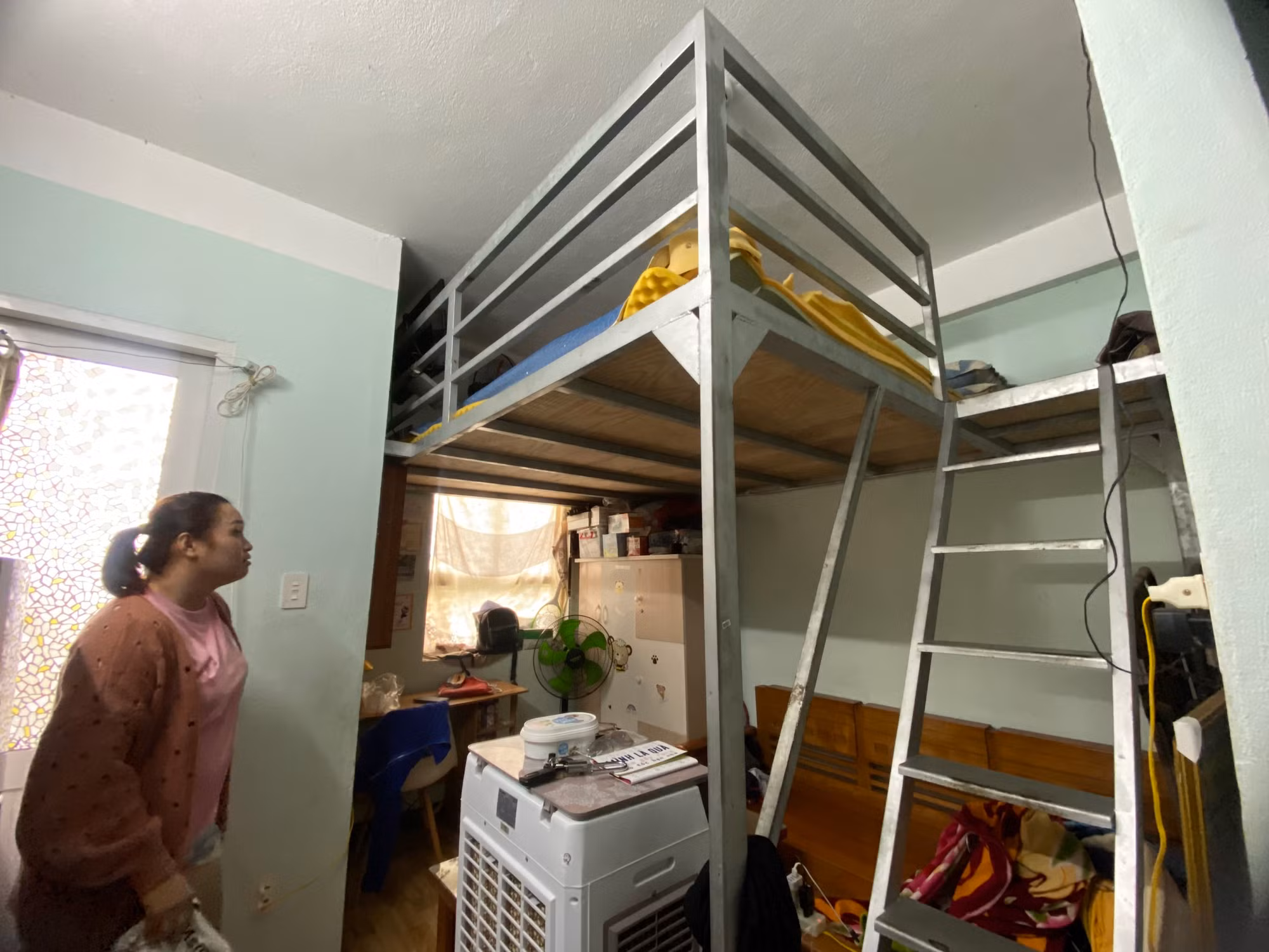Chị Nguyễn Hoàng Khánh Liên (thuê căn hộ 210) cho biết, gia đình chị gồm 4 người thuê nhà để sống và đi làm nhưng diện tích nhỏ nên không có chỗ để sinh hoạt.