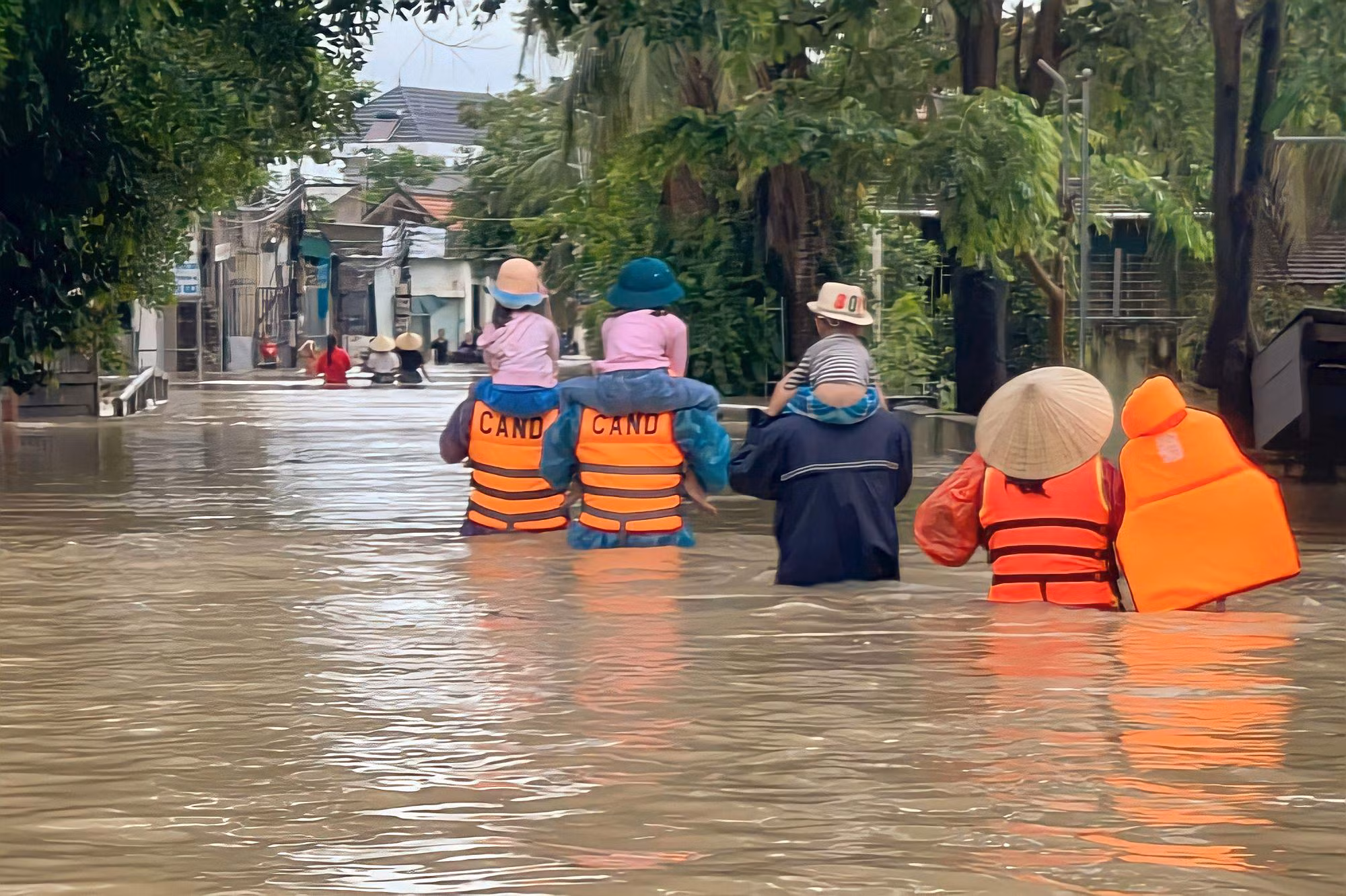 Trong những ngày qua, chính quyền địa phương, lực lượng công an, bộ đội cùng các đoàn thiện nguyện đã vào các điểm ngập sâu, hỗ trợ người dân sơ tán, cung cấp nhu yếu phẩm và nước uống. Trong những ngày qua, chính quyền địa phương, lực lượng công an, bộ đội cùng các đoàn thiện nguyện đã vào các điểm ngập sâu, hỗ trợ người dân sơ tán, cung cấp nhu yếu phẩm và nước uống.