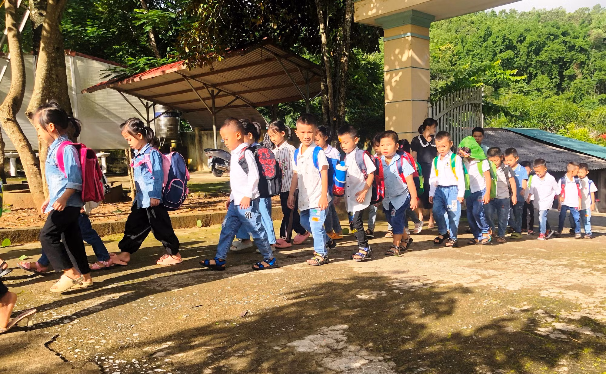 Học sinh lớp 1, Trường Tiểu học Na Mèo (Quan Sơn, Thanh Hóa) tựu trường. Ảnh: NTCC. Học sinh lớp 1, Trường Tiểu học Na Mèo (Quan Sơn, Thanh Hóa) tựu trường. Ảnh: NTCC.