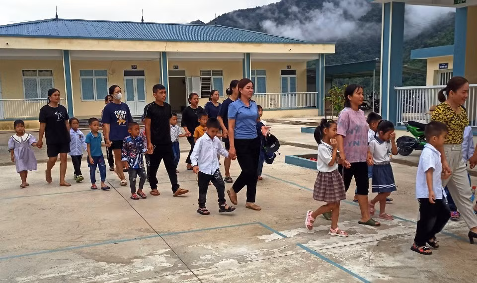 Phụ huynh học sinh lớp 1, Trường Tiểu học Tén Tằn (thị trấn Mường Lát, Thanh Hóa) đưa con đến tựu trường. Ảnh: NTCC. Phụ huynh học sinh lớp 1, Trường Tiểu học Tén Tằn (thị trấn Mường Lát, Thanh Hóa) đưa con đến tựu trường. Ảnh: NTCC.