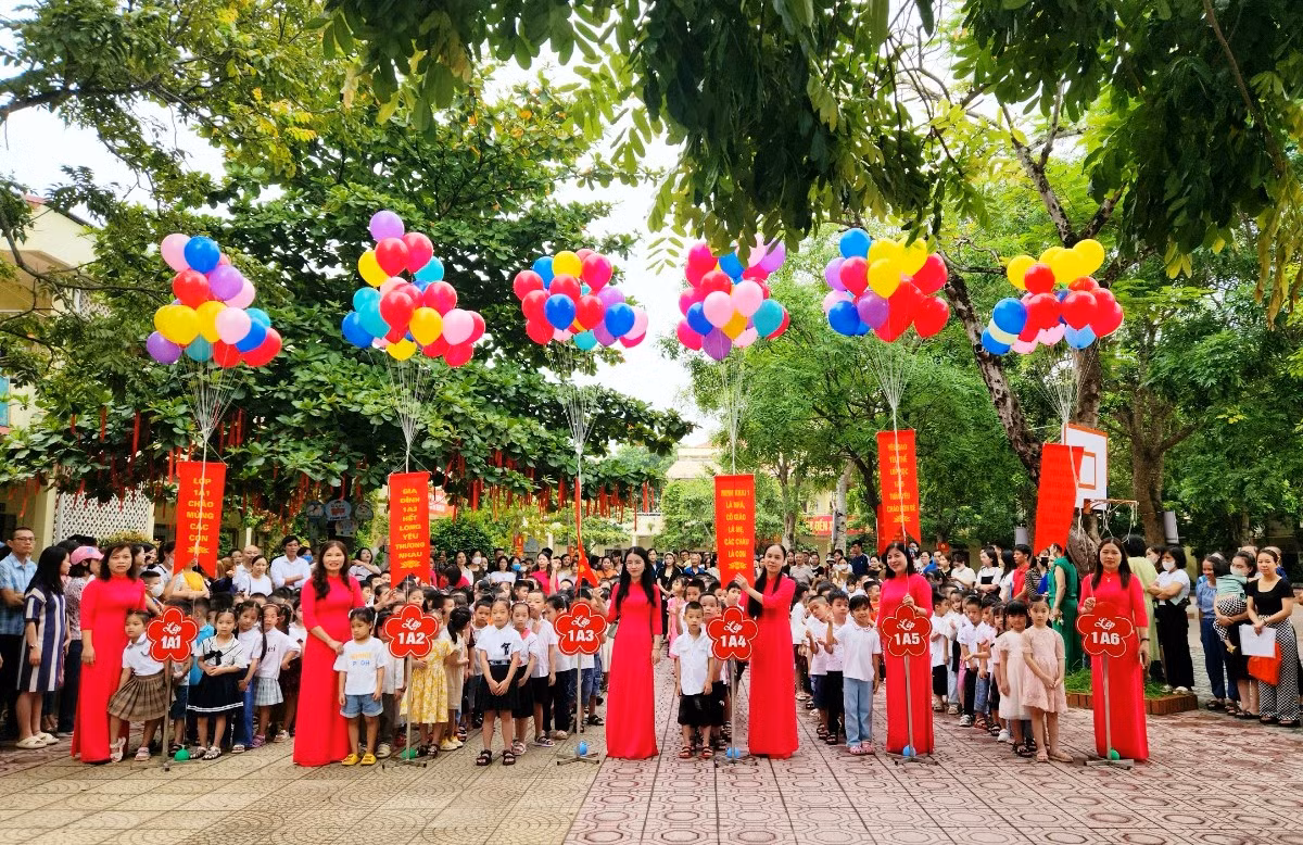 Các cô giáo Trường Tiểu học Minh Khai 1, TP Thanh Hóa đón nhận học sinh của mình trong ngày tựu trường. Ảnh: NTCC.