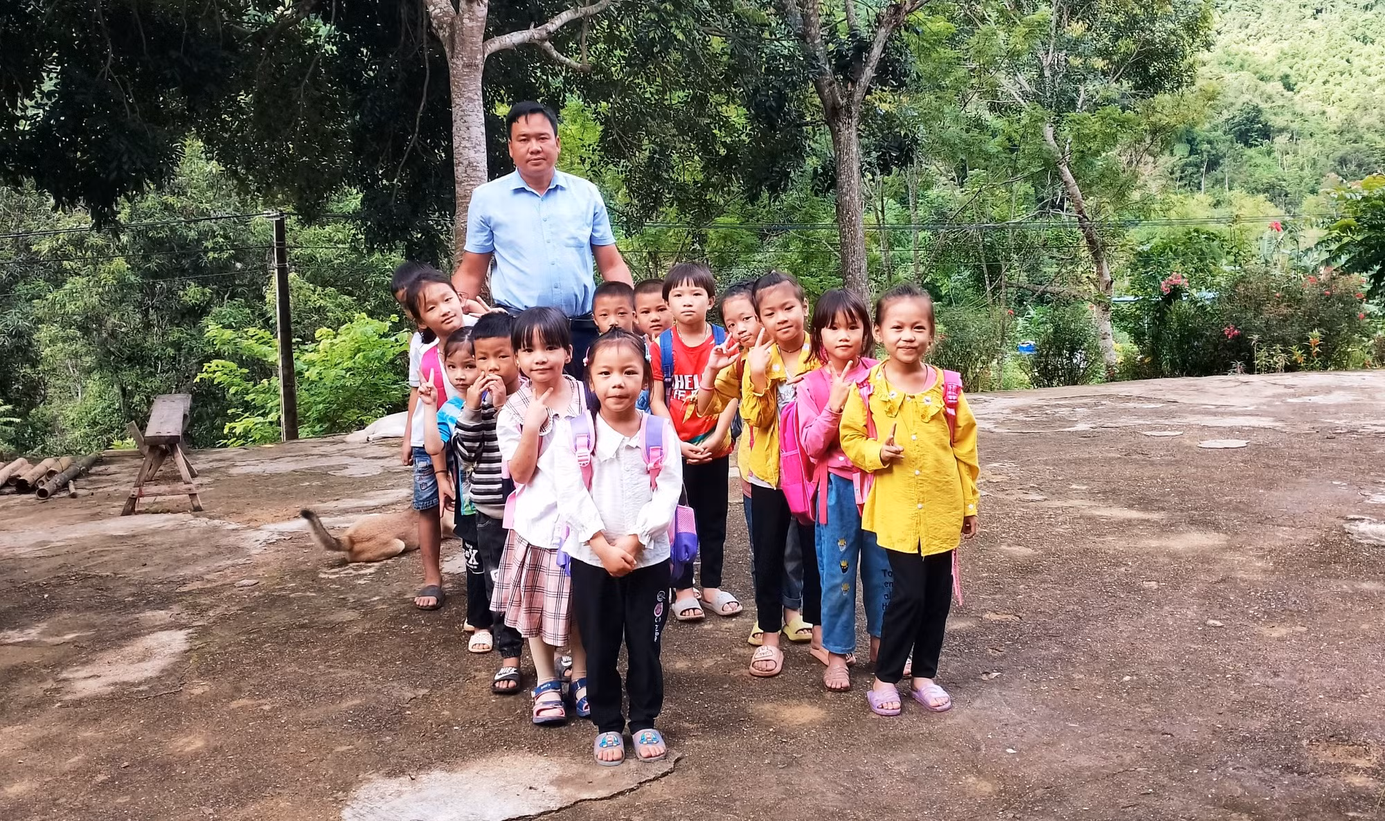 Thầy, trò ở điểm lẻ bản Cang - Na Hin, Trường Tiểu học Mường Chanh (Mường Lát, Thanh Hóa) trong buổi tựu trường. Ảnh: NTCC. Thầy, trò ở điểm lẻ bản Cang - Na Hin, Trường Tiểu học Mường Chanh (Mường Lát, Thanh Hóa) trong buổi tựu trường. Ảnh: NTCC.