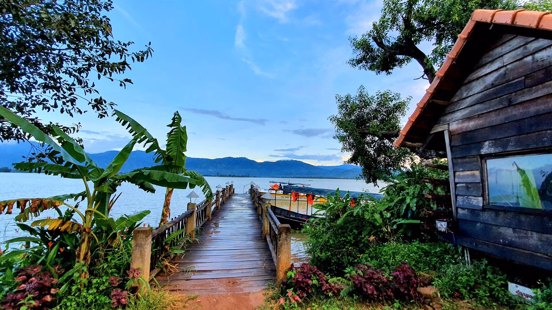 Thời điểm lý tưởng nhất khi đến Hồ Lắk là khoảng tháng 9 - 12. Thời tiết lúc này tương đối mát mẻ, dễ chịu, thoáng đãng, thích hợp cho những hoạt động vui chơi giải trí.