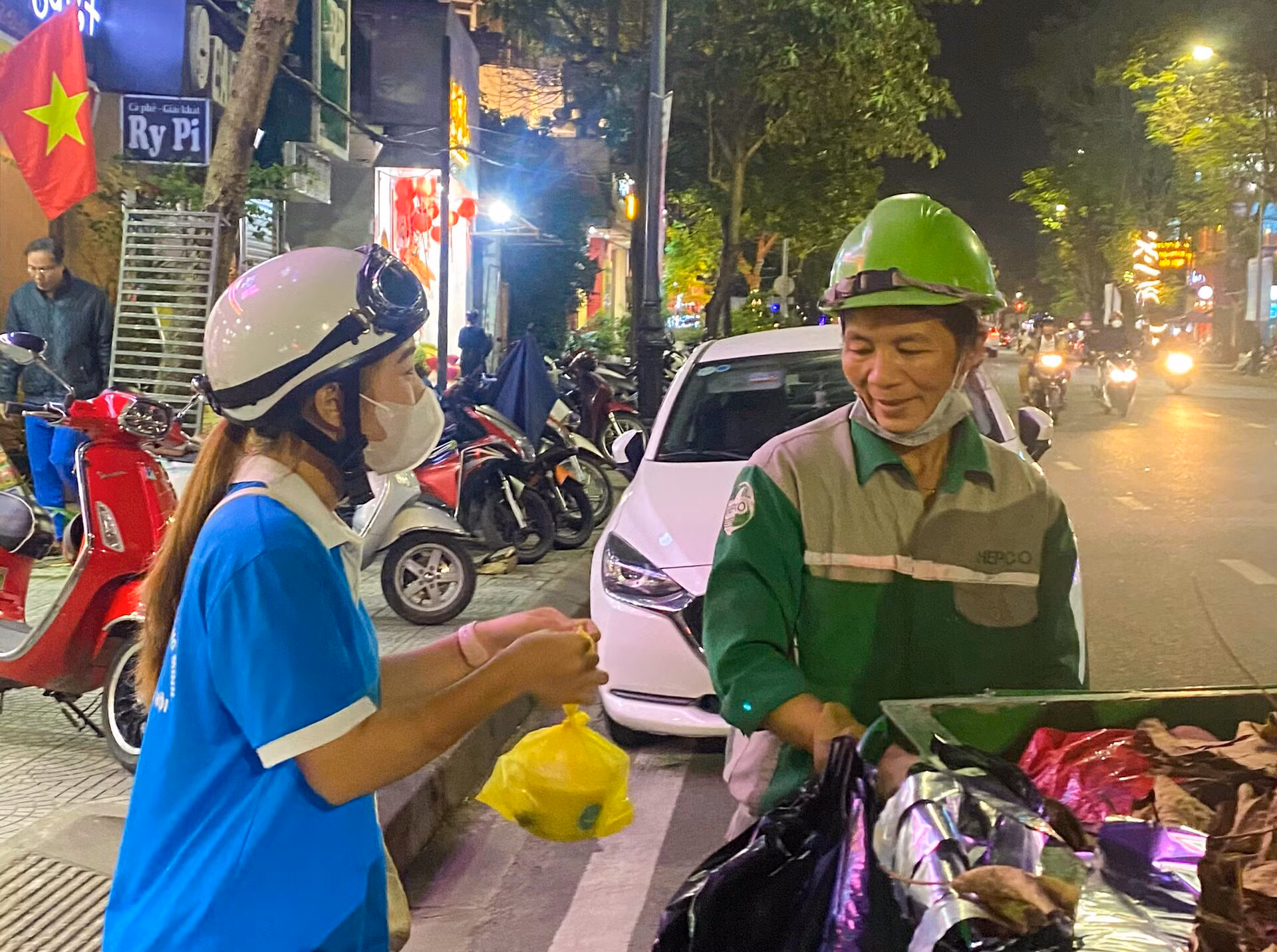 Sinh viên Trần Nguyễn Phước Triển – Đội trưởng Đội CTXH chia sẻ, phần cháo tuy không lớn nhưng đó là tấm lòng, sự sẻ chia mà các thành viên muốn gửi gắm đến những mảnh đời còn khó khăn trong những ngày cận Tết. Sinh viên Trần Nguyễn Phước Triển – Đội trưởng Đội CTXH chia sẻ, phần cháo tuy không lớn nhưng đó là tấm lòng, sự sẻ chia mà các thành viên muốn gửi gắm đến những mảnh đời còn khó khăn trong những ngày cận Tết.