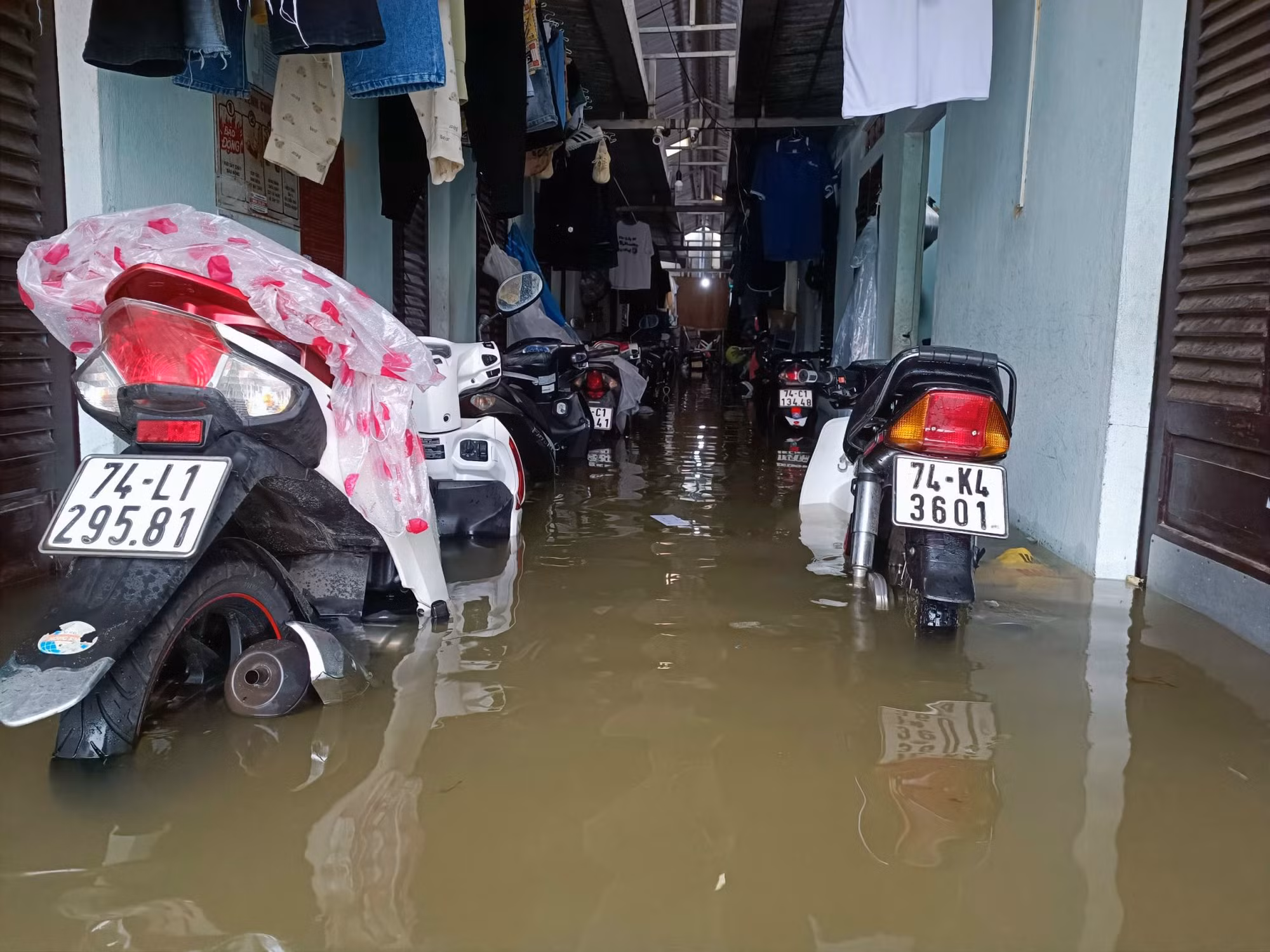 Anh Nguyễn Quốc Cường (trú tại kiệt 85, An Dương Vương, TP Huế) cho biết, từ tối 14/11, nước đã tràn vào phòng, xe máy bị ngập hư hỏng. Đến sáng 15/11 toàn bộ khu trọ đã ngập hết.