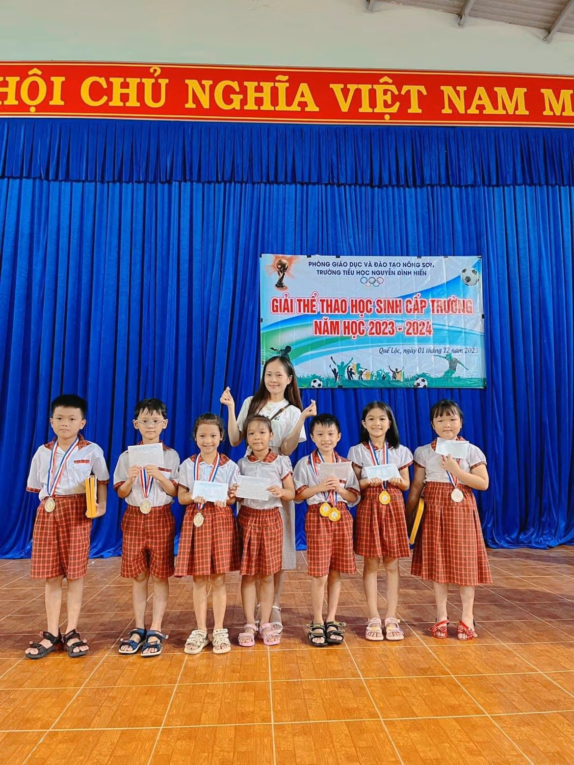 Hồng Ngọc cũng chia sẻ thêm, bản thân luôn tâm niệm rằng, một nhà giáo thực thụ, bên cạnh năng lực về kiến thức còn phải sở hữu một trái tim giàu lòng yêu thương học sinh và tâm huyết với nghề.