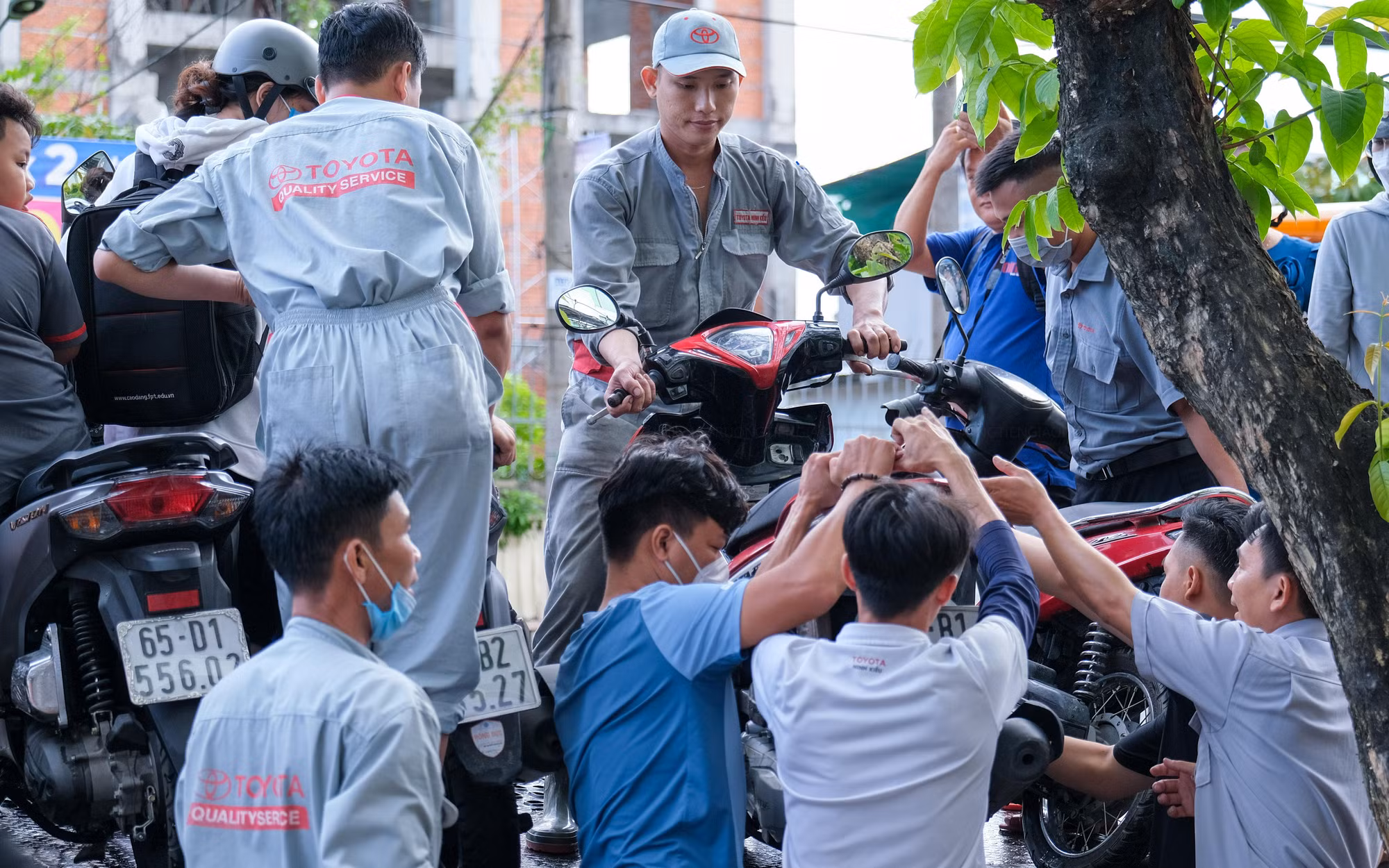 Nhân viên kỹ thuật của TOYOTA Ninh Kiều tham gia hỗ trợ trên xe cứu hộ. Nhân viên kỹ thuật của TOYOTA Ninh Kiều tham gia hỗ trợ trên xe cứu hộ.