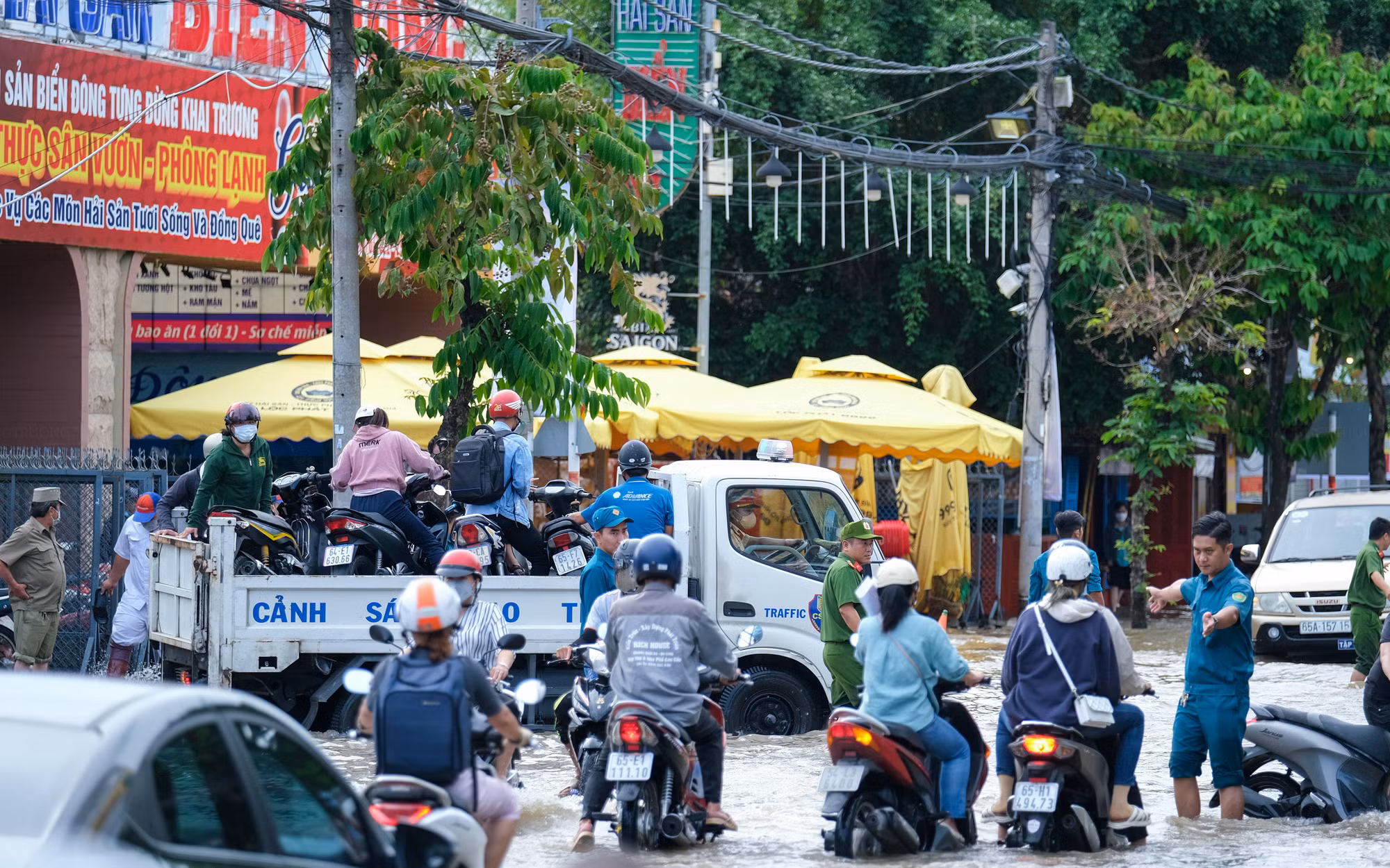 Các chuyến xe chuyên dụng của Phòng Cảnh sát giao thông hỗ trợ người dân vượt qua điểm ngập. Các chuyến xe chuyên dụng của Phòng Cảnh sát giao thông hỗ trợ người dân vượt qua điểm ngập.