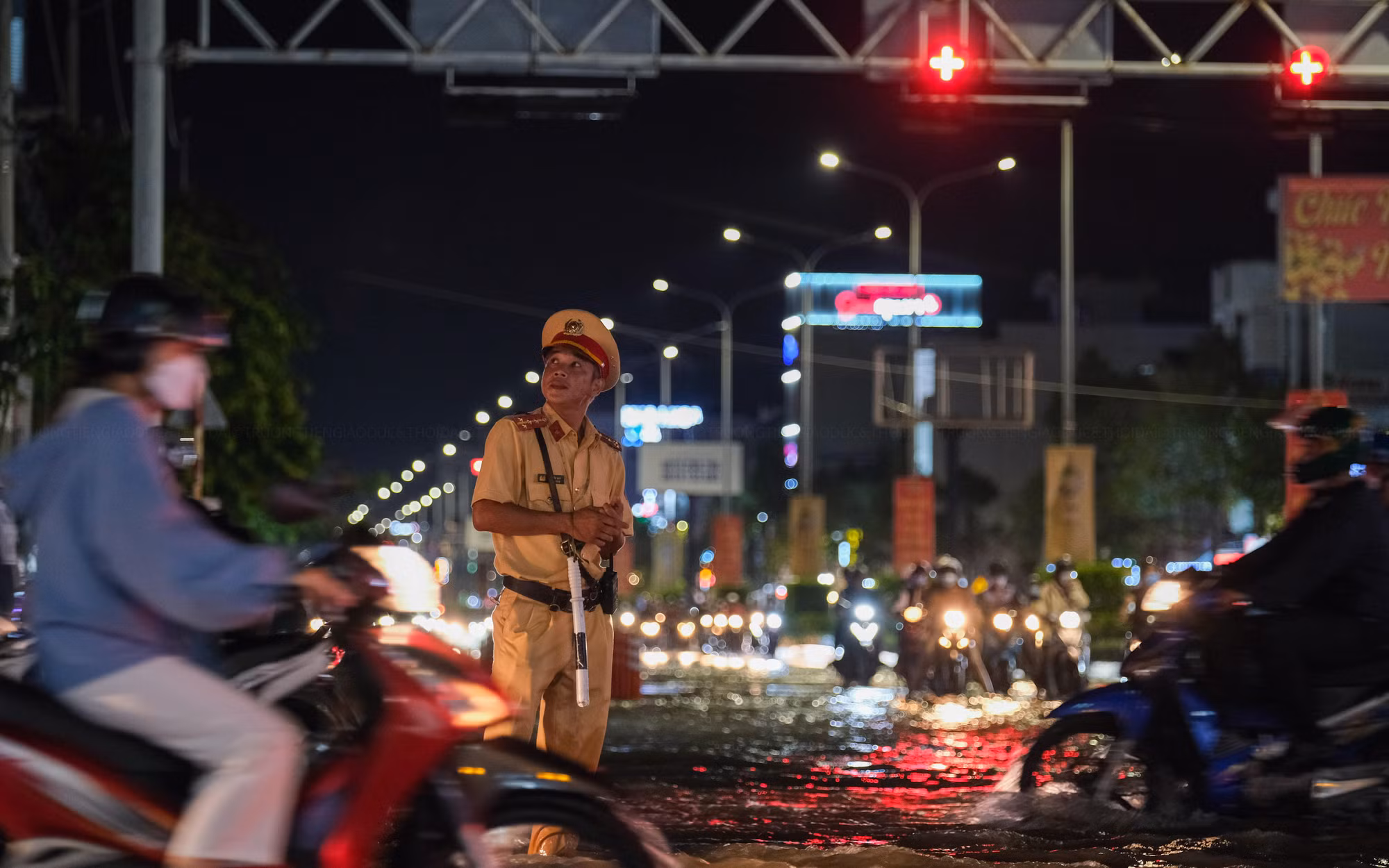 Thời gian xuất hiện mực nước đỉnh triều vào lúc sáng sớm từ 6 giờ đến 8 giờ và chiều tối lúc 17 giờ đến 19 giờ. Sau khi đạt đỉnh, triều cường sẽ xuống thấp dần. Thời gian xuất hiện mực nước đỉnh triều vào lúc sáng sớm từ 6 giờ đến 8 giờ và chiều tối lúc 17 giờ đến 19 giờ. Sau khi đạt đỉnh, triều cường sẽ xuống thấp dần.